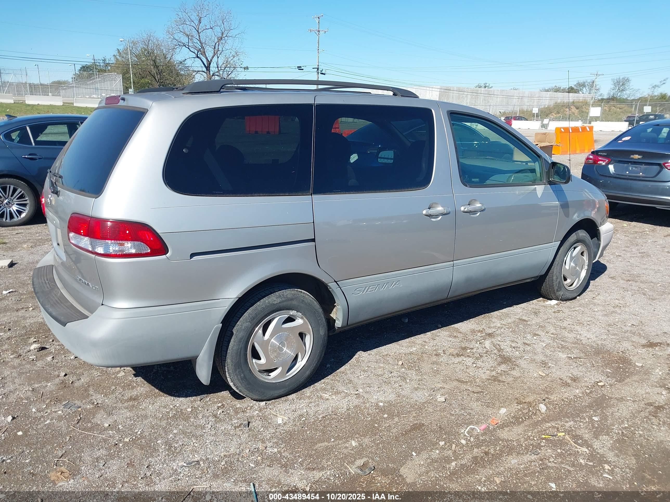 TOYOTA SIENNA image 4