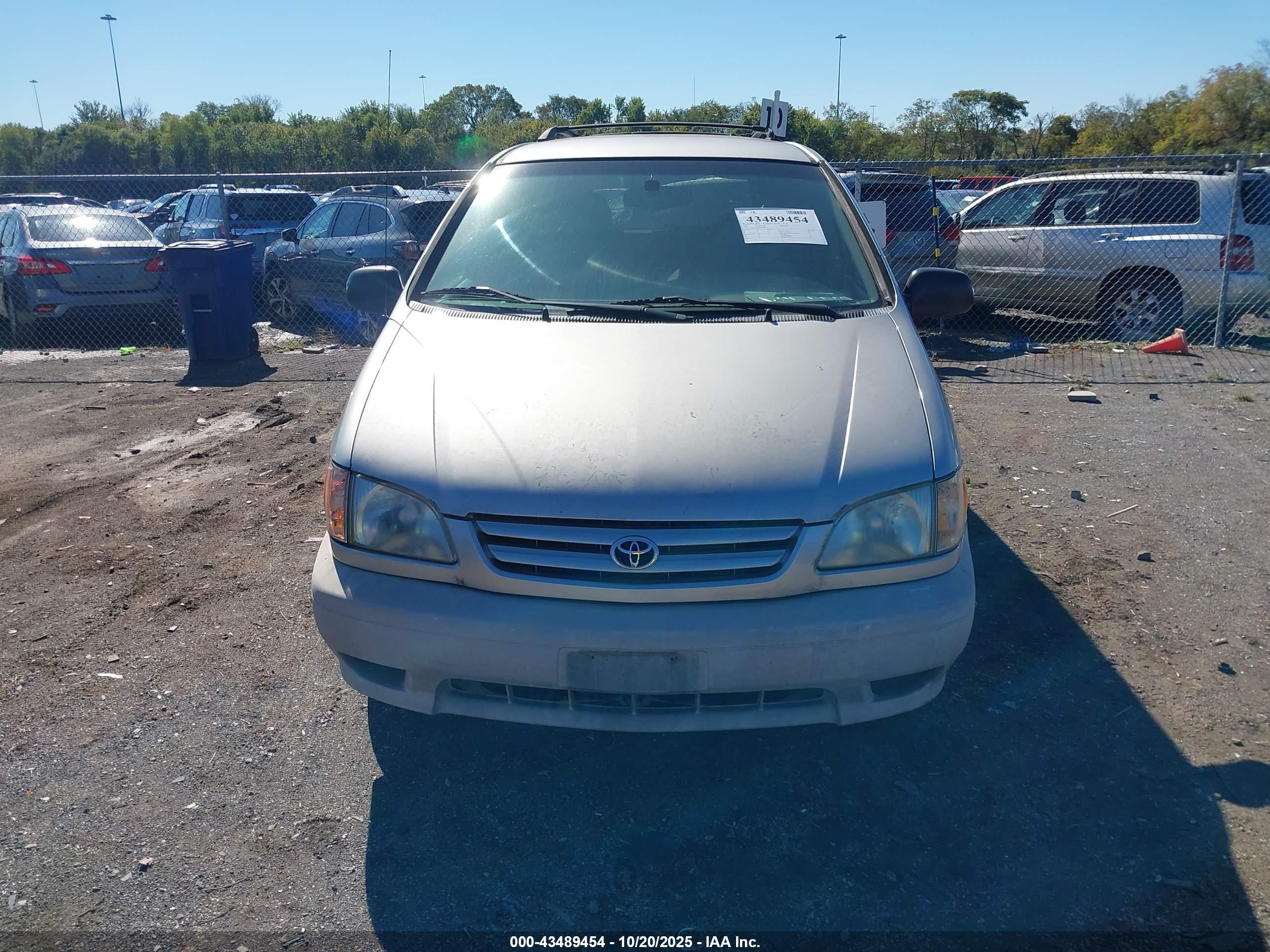 TOYOTA SIENNA image 6