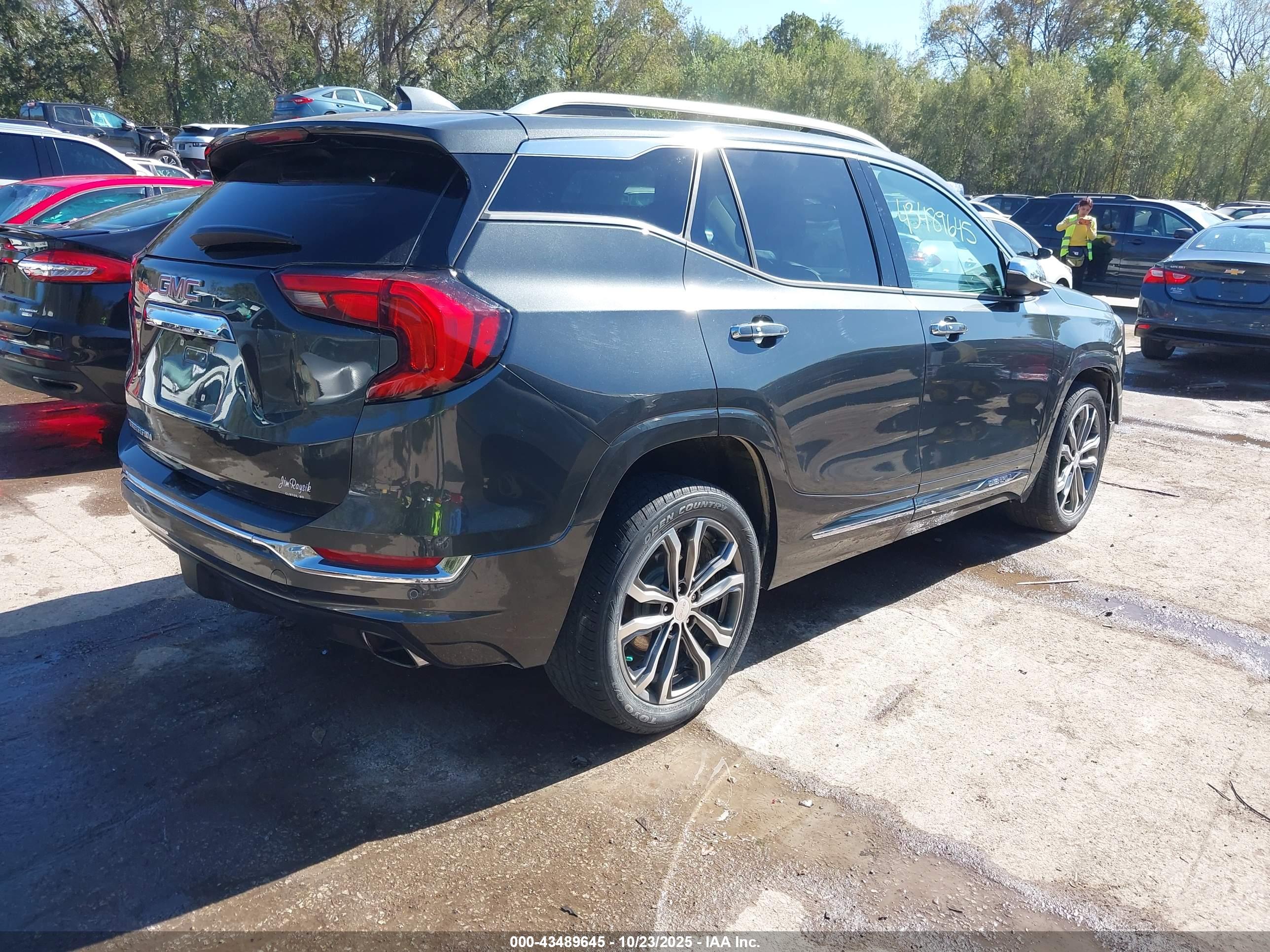 GMC TERRAIN image 4