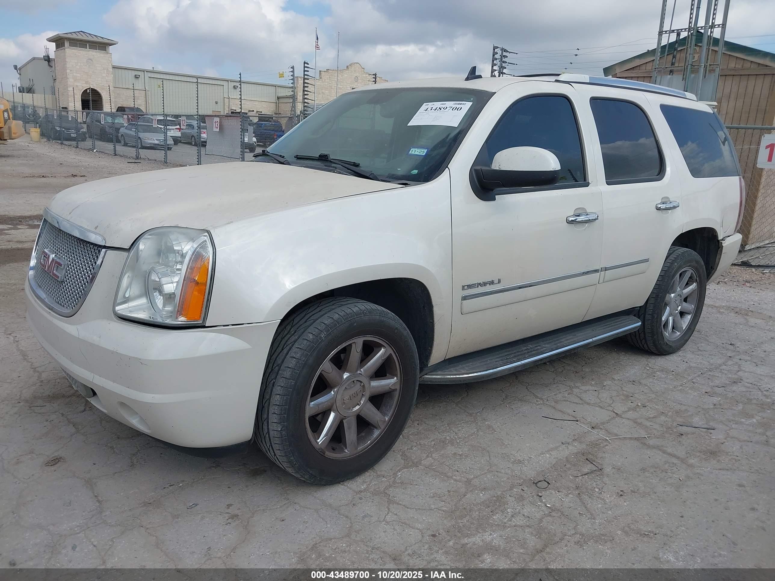 GMC YUKON image 2