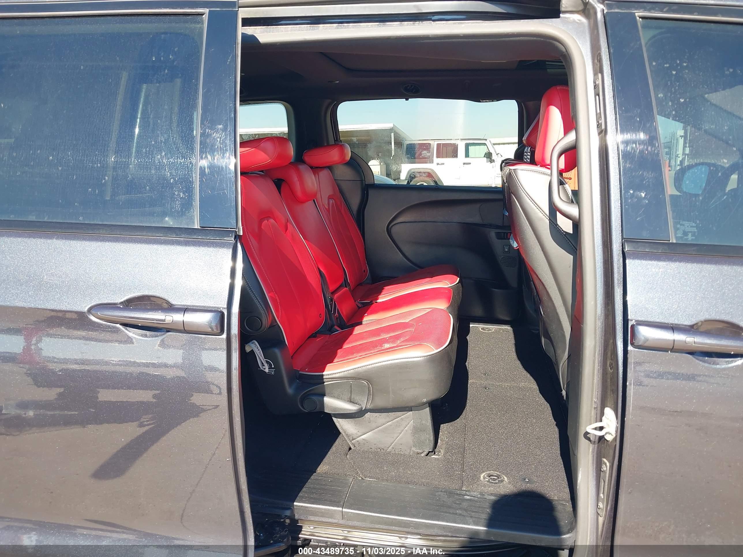 CHRYSLER PACIFICA image 8