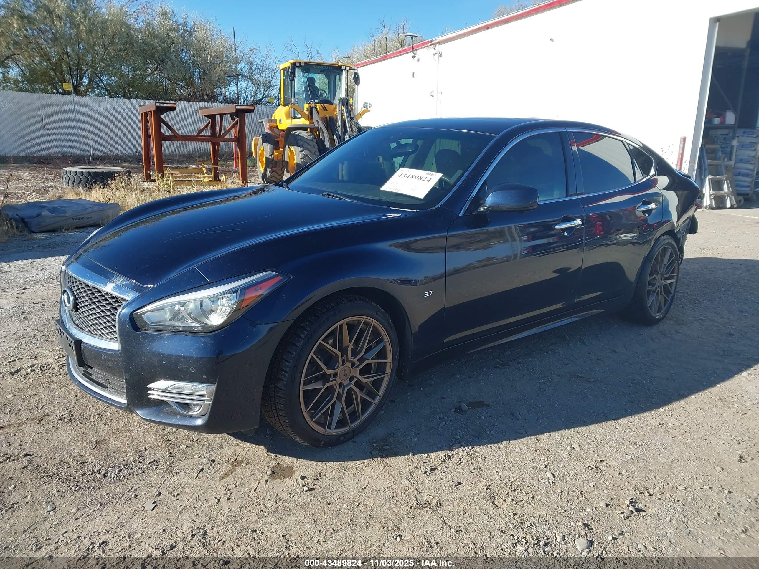INFINITI Q70 image 2