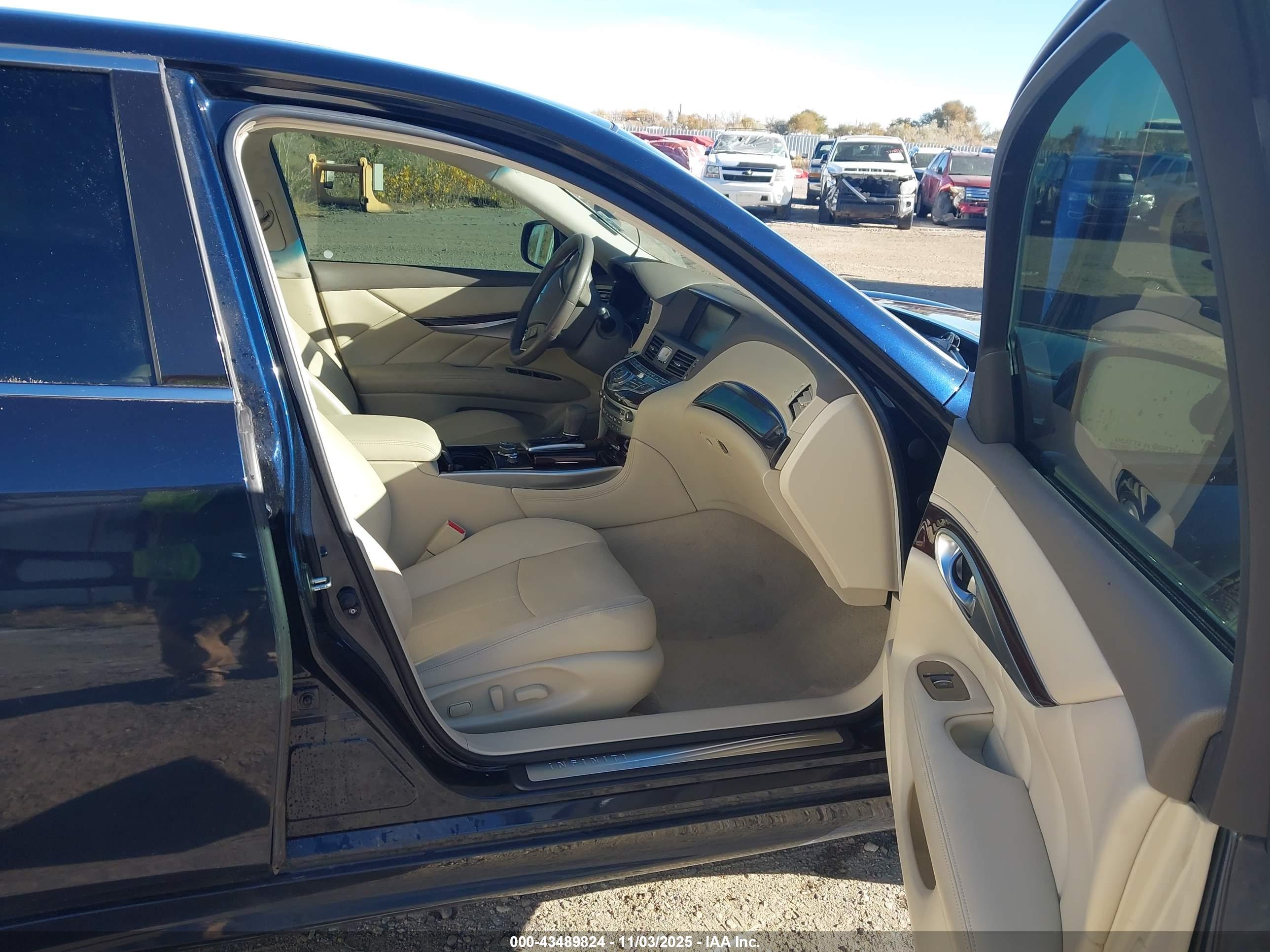 INFINITI Q70 image 5