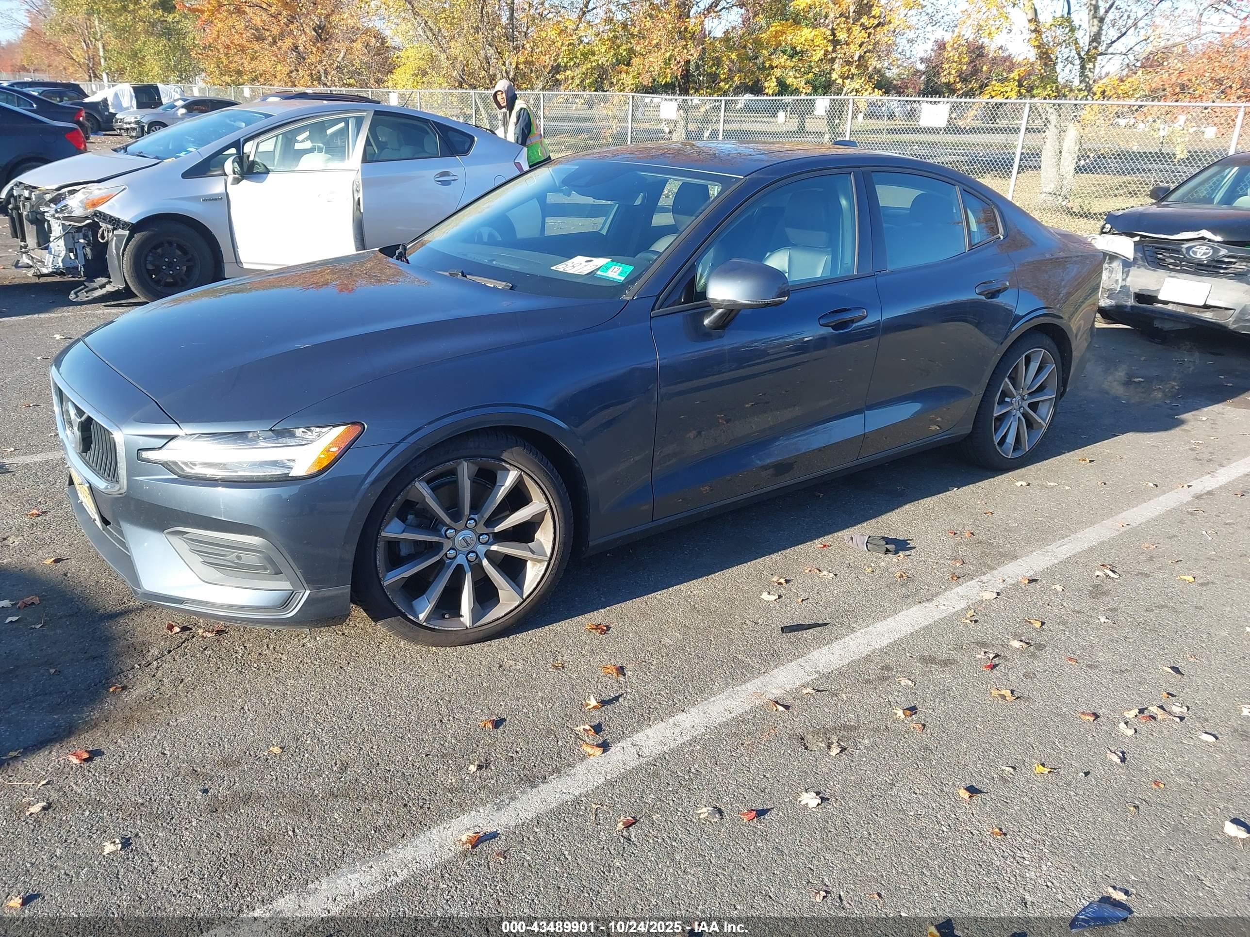 VOLVO S60 image 2