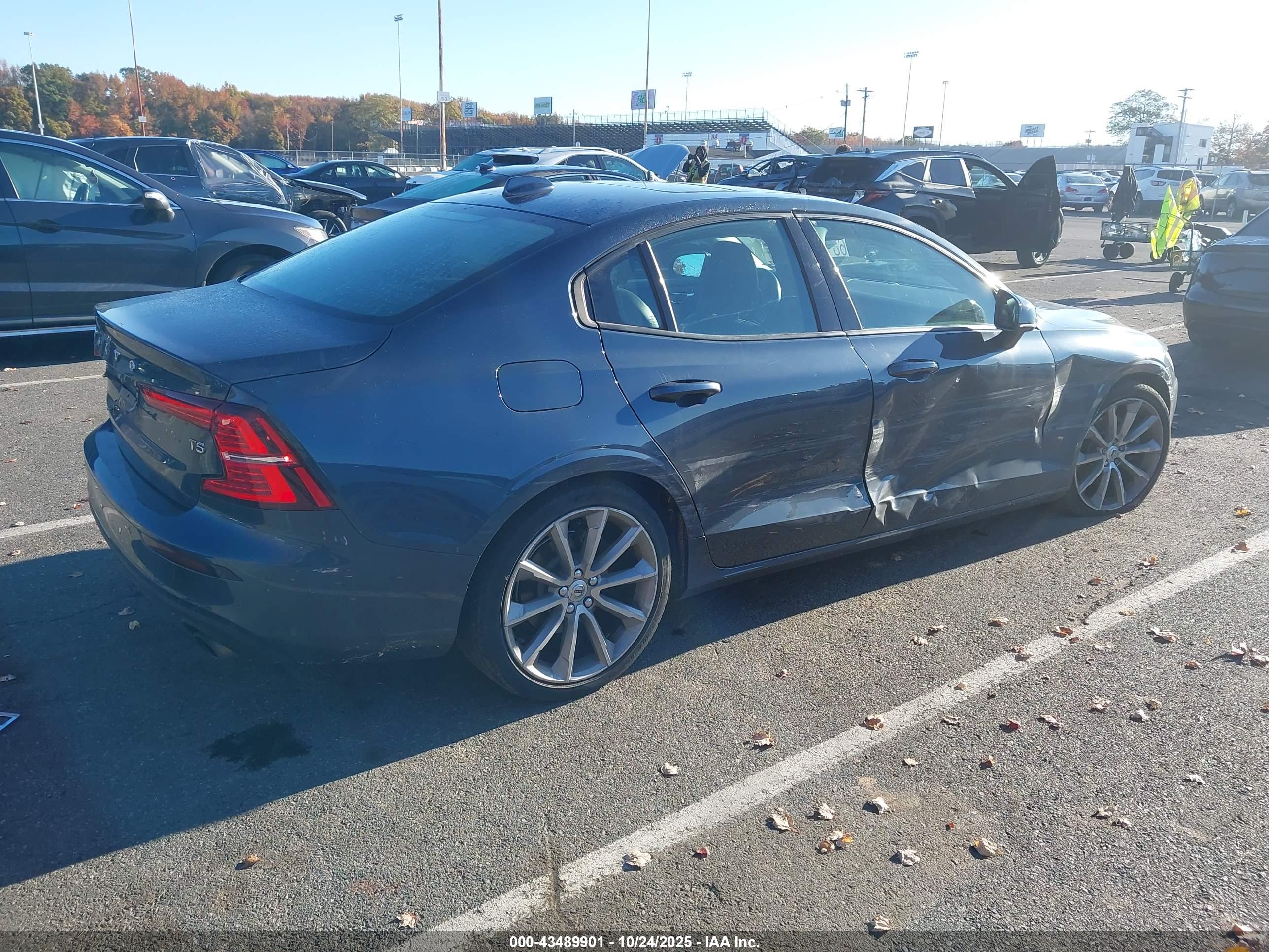 VOLVO S60 image 4