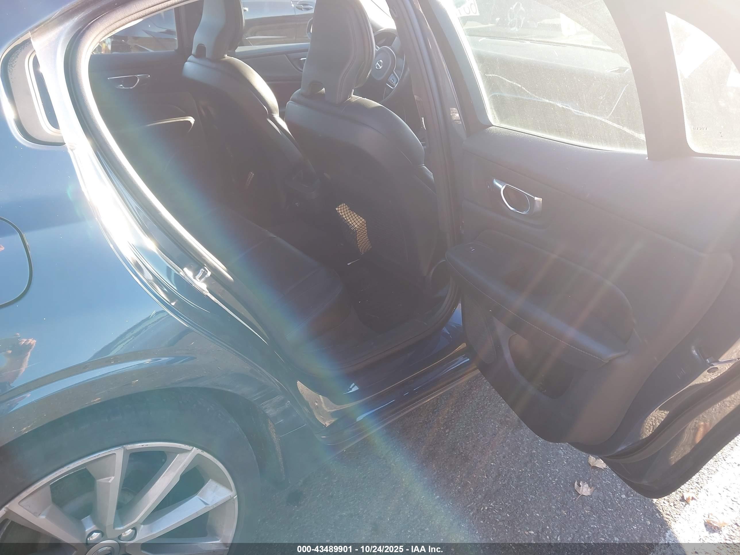 VOLVO S60 image 8