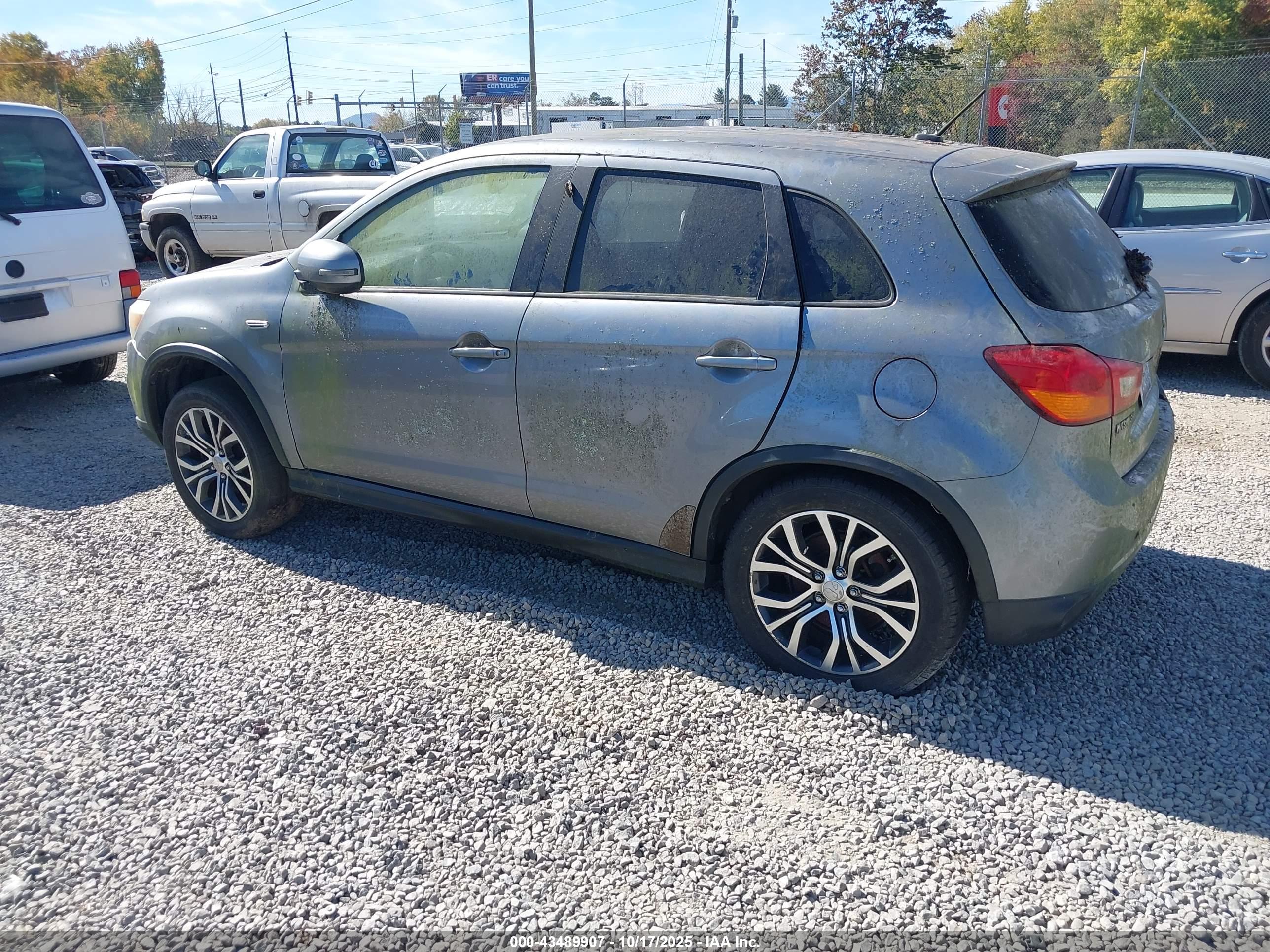 MITSUBISHI OUTLANDER image 3