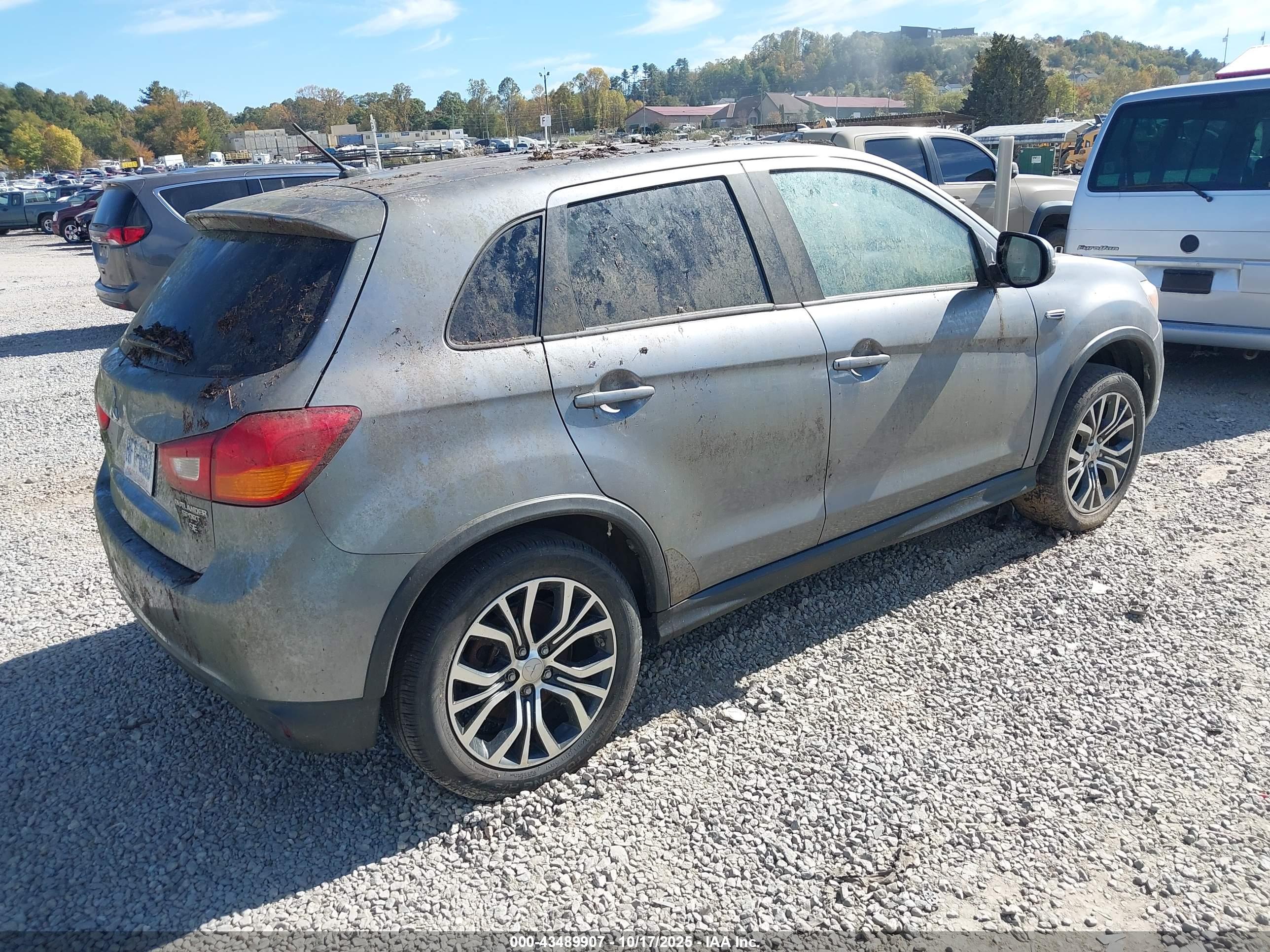 MITSUBISHI OUTLANDER image 4