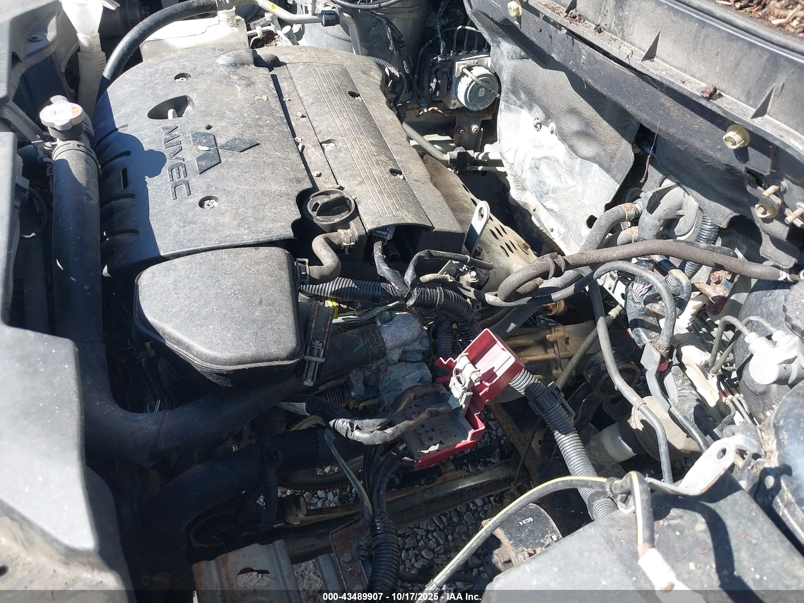 MITSUBISHI OUTLANDER image 6