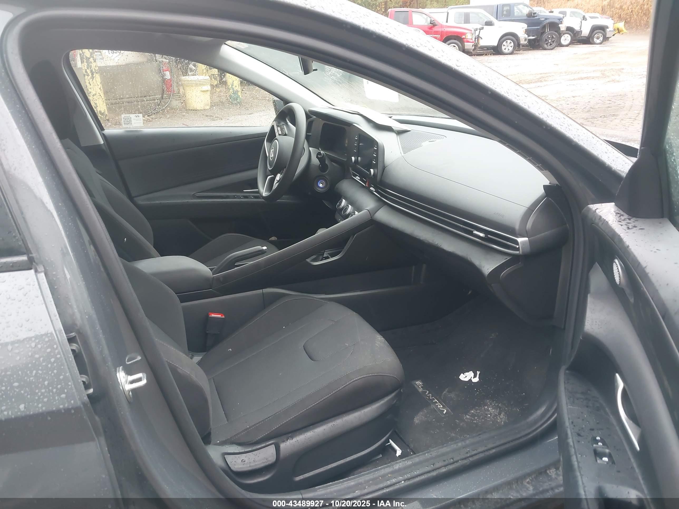 HYUNDAI ELANTRA image 5