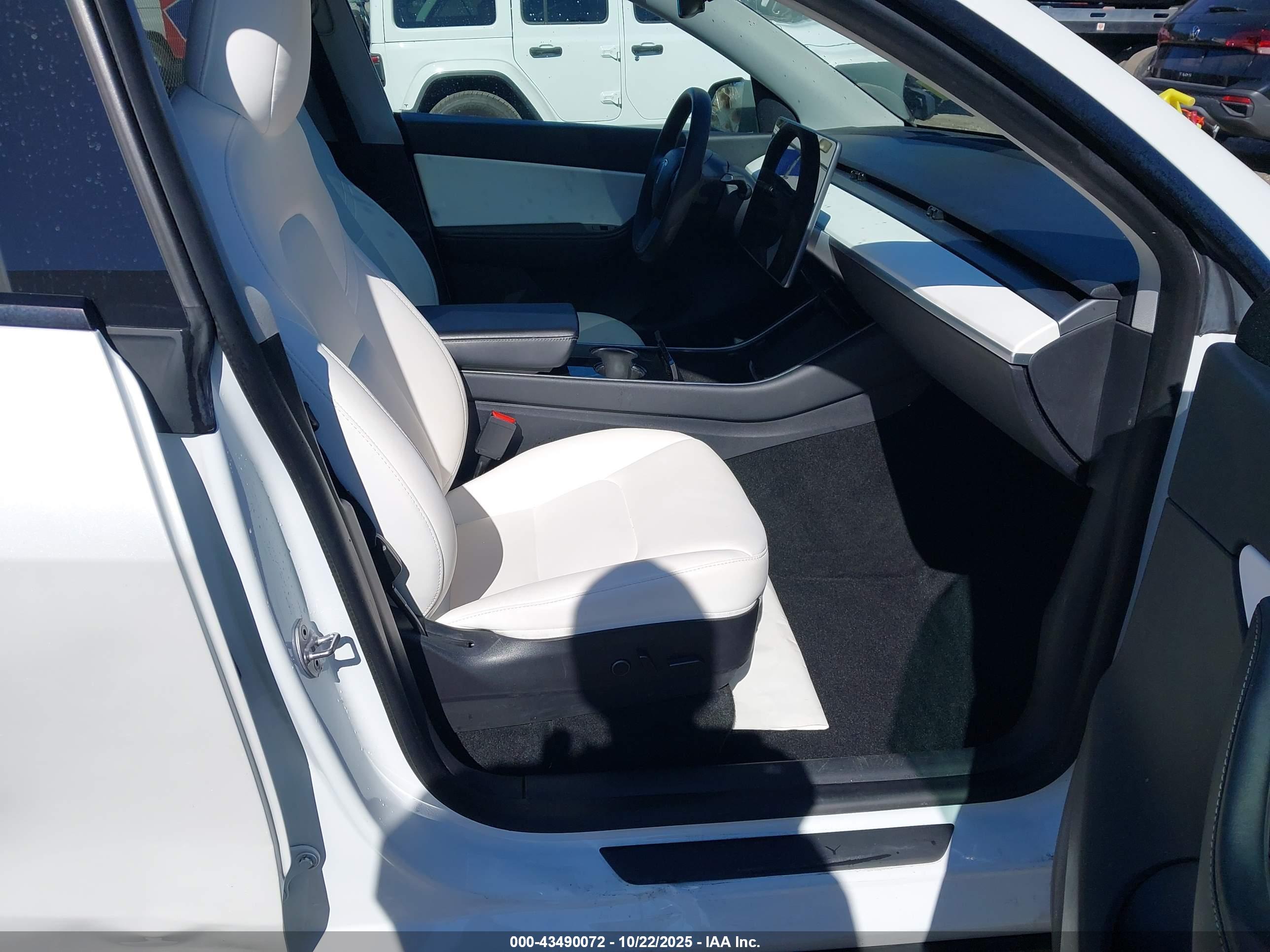 TESLA MODEL image 5