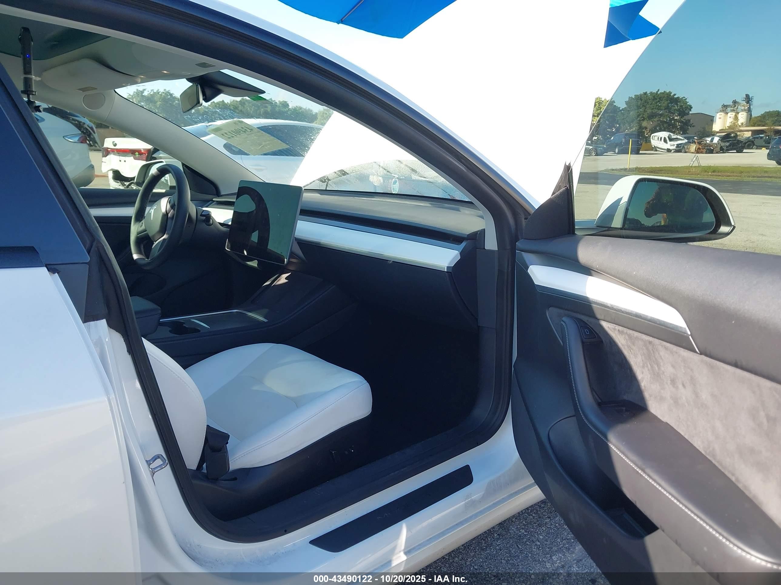 TESLA MODEL image 5