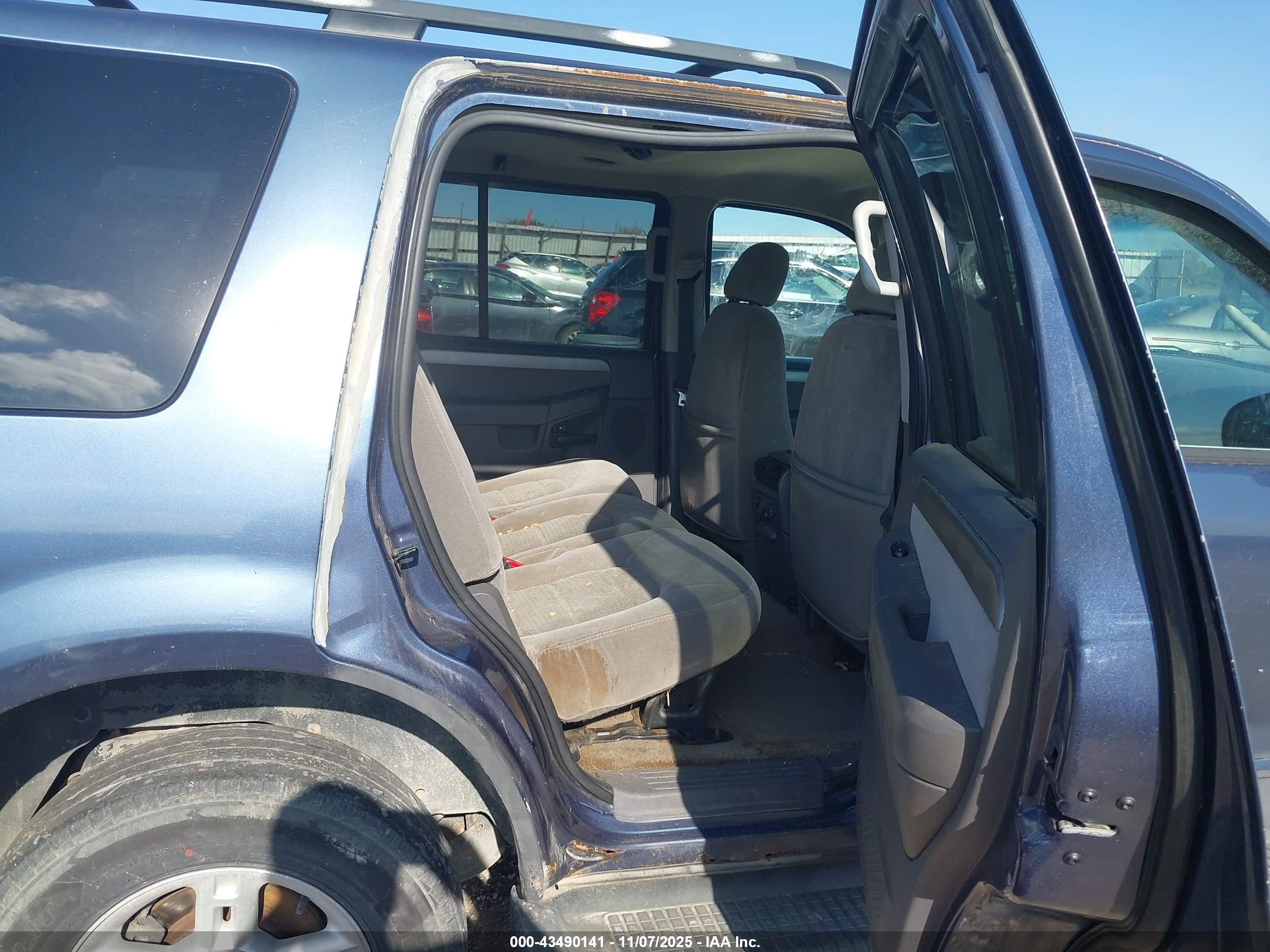 FORD EXPLORER image 8