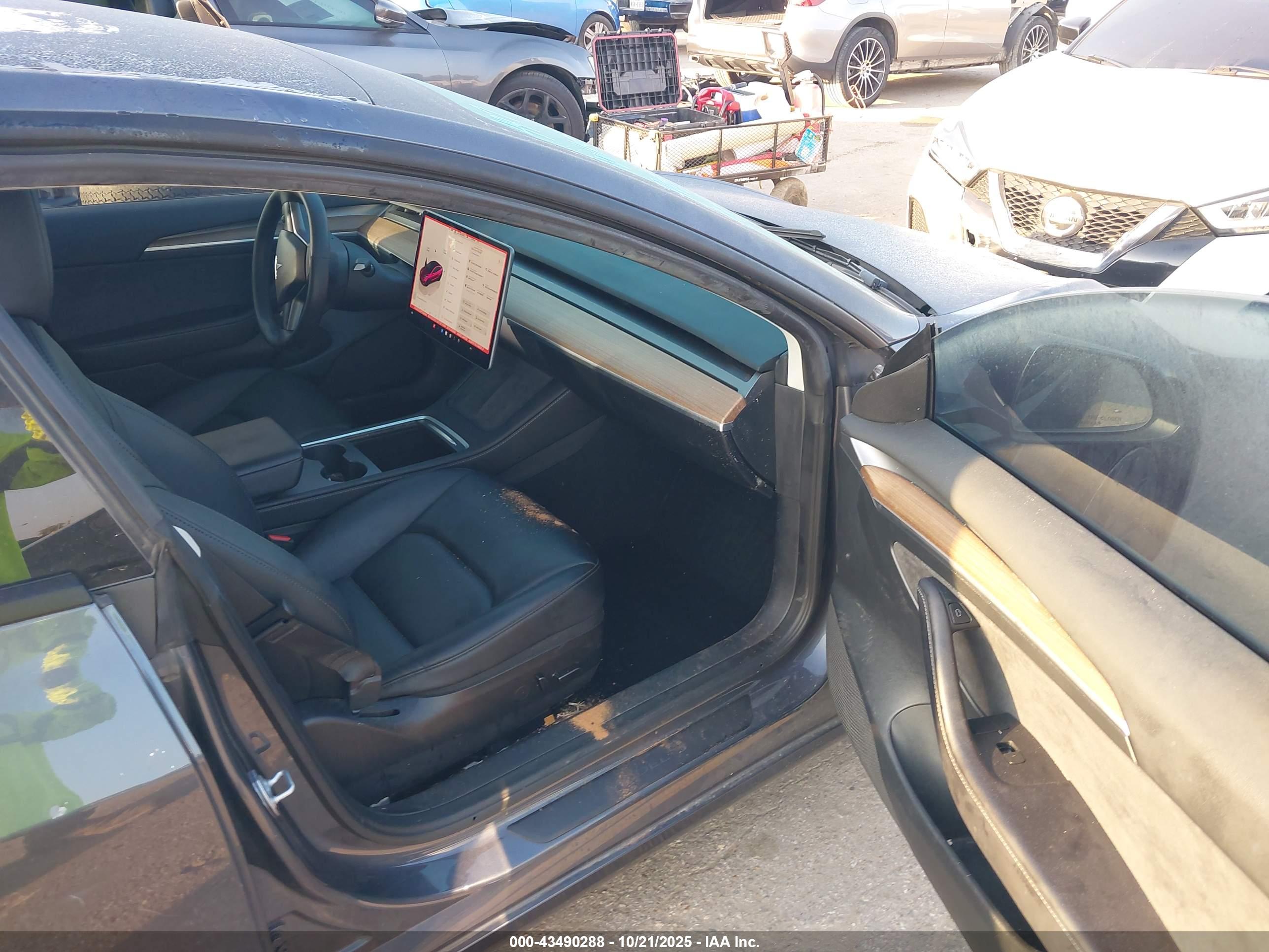 TESLA MODEL image 5