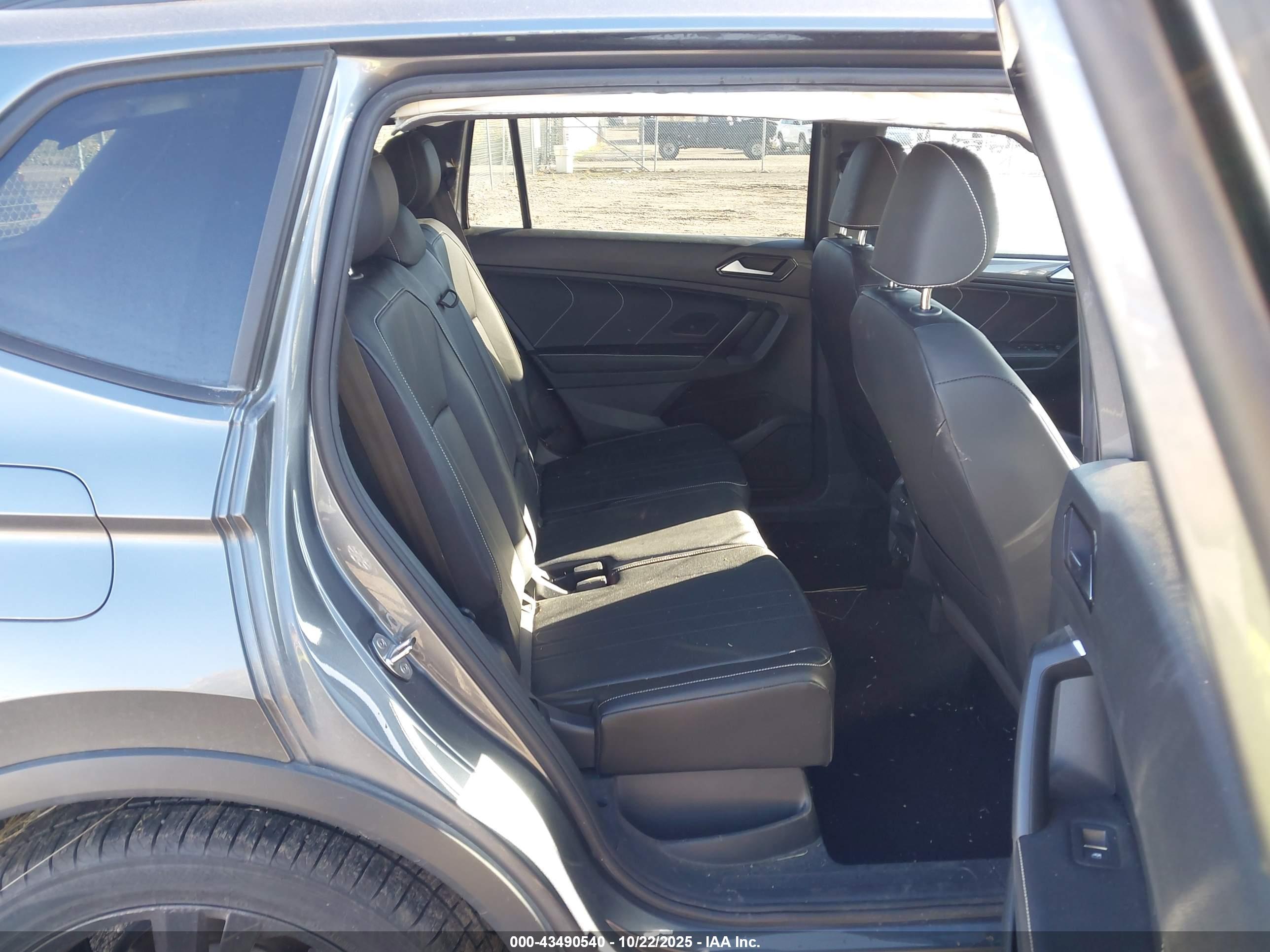 VOLKSWAGEN TIGUAN image 8