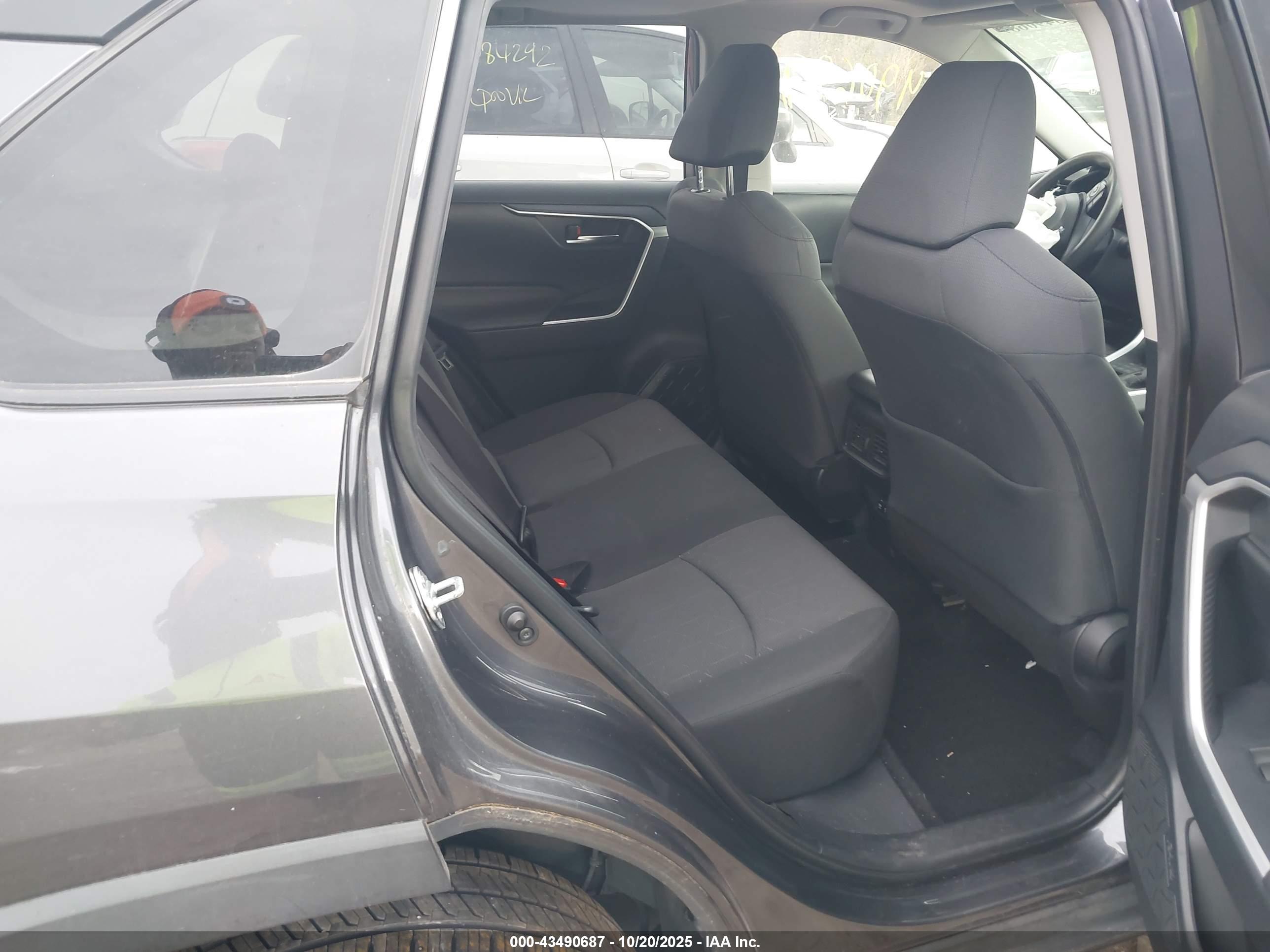 TOYOTA RAV4 image 8