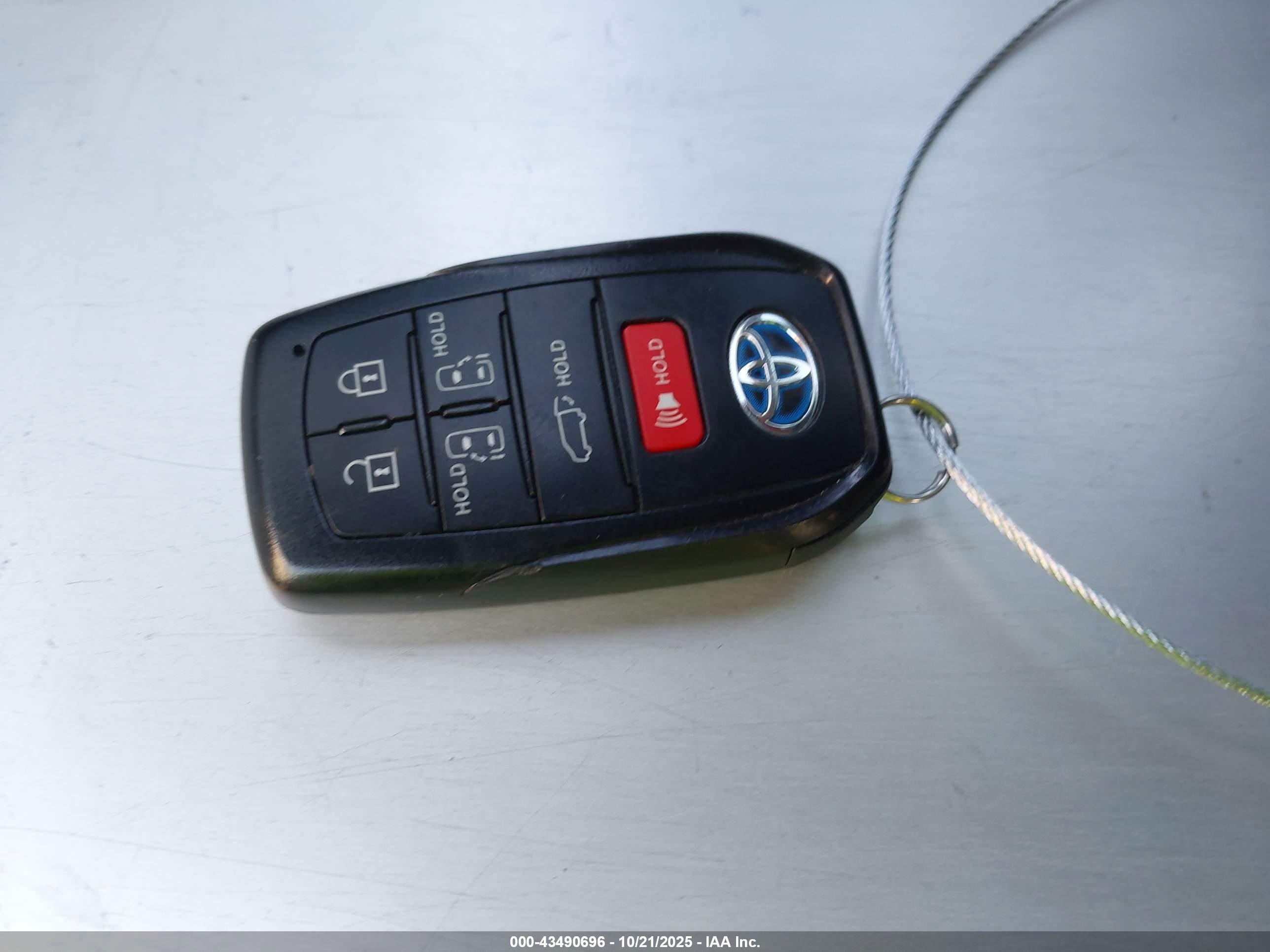 TOYOTA SIENNA image 11