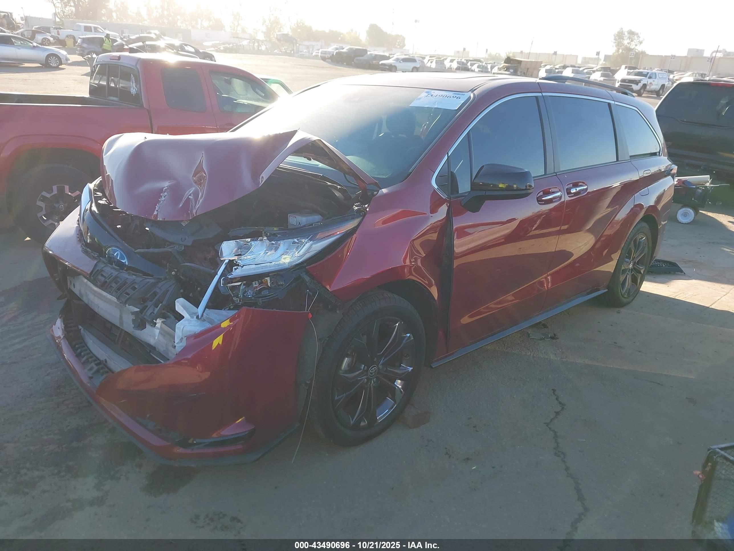 TOYOTA SIENNA image 2