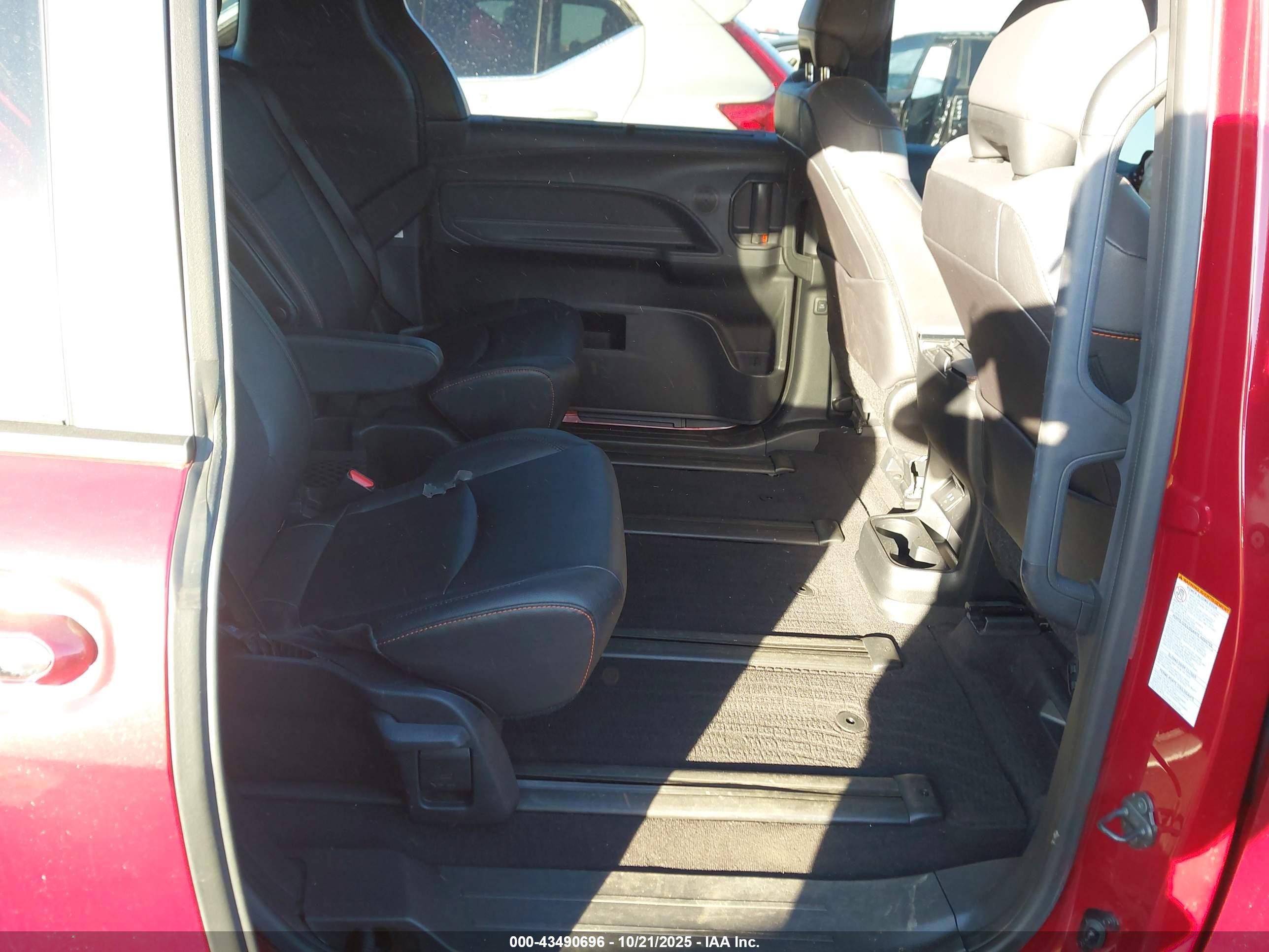 TOYOTA SIENNA image 8