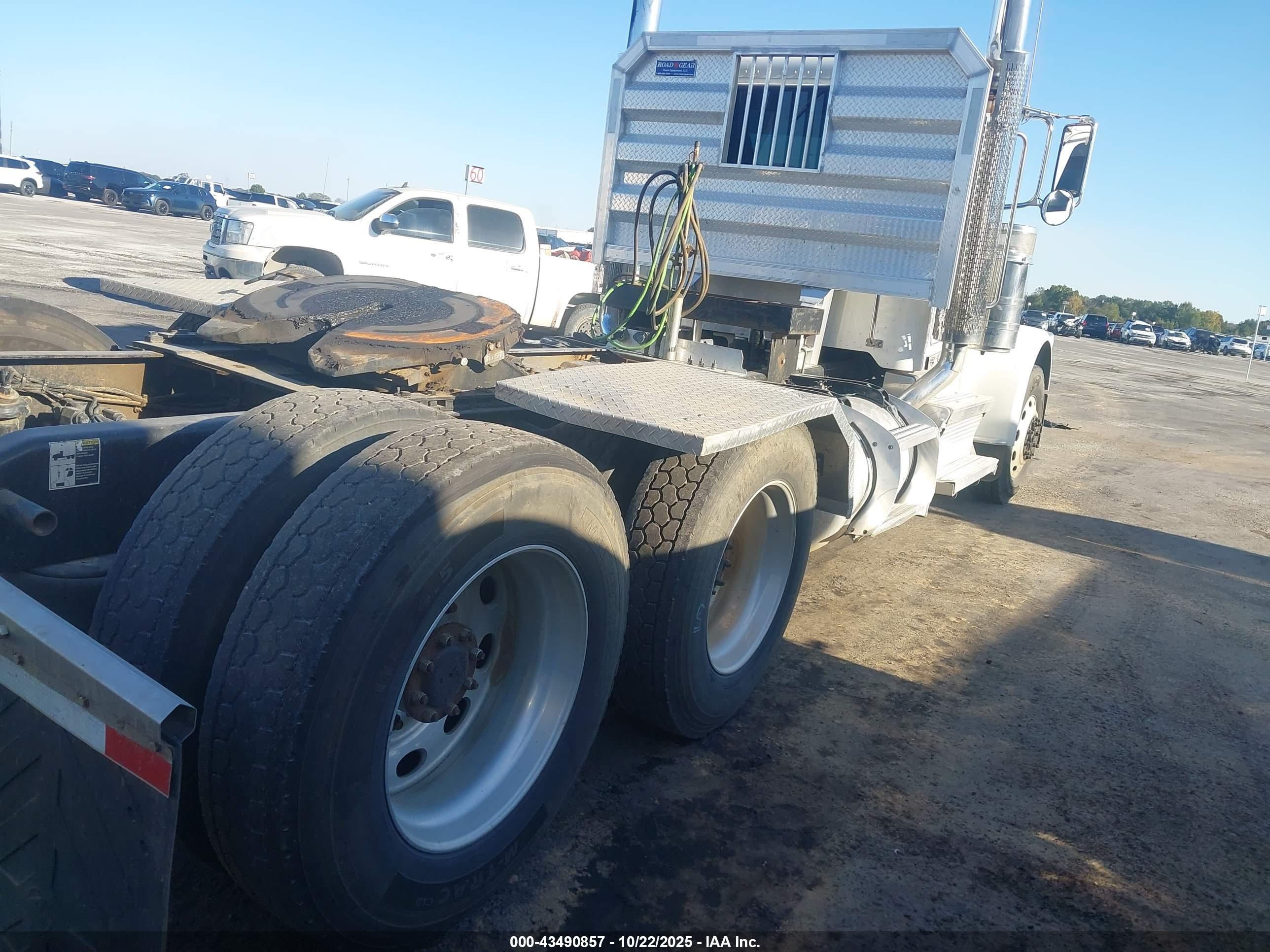 PETERBILT 389 image 4