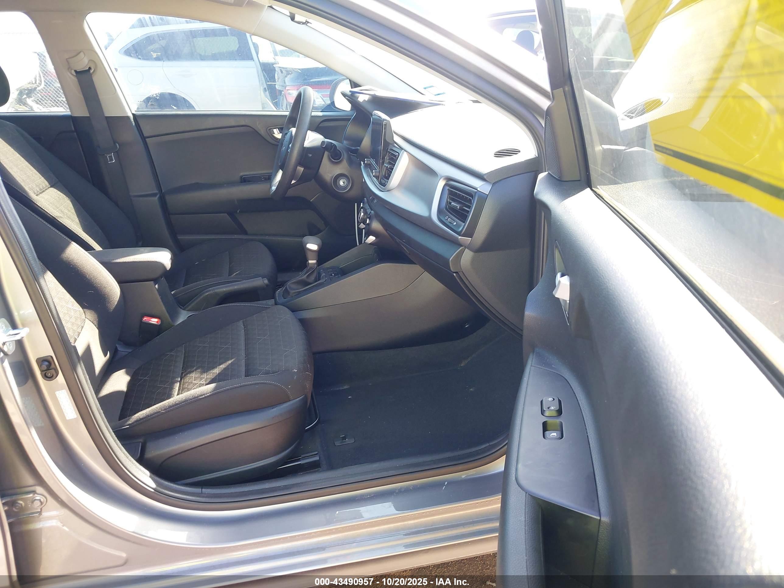 KIA RIO image 5