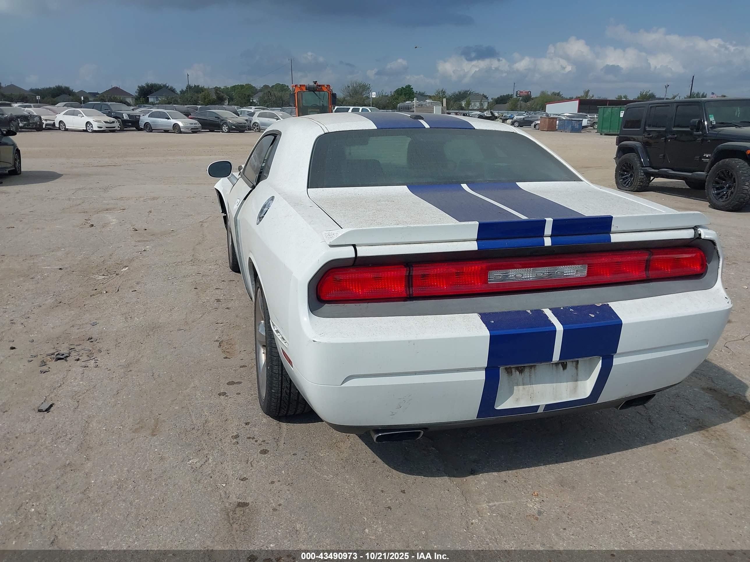 DODGE CHALLENGER image 3