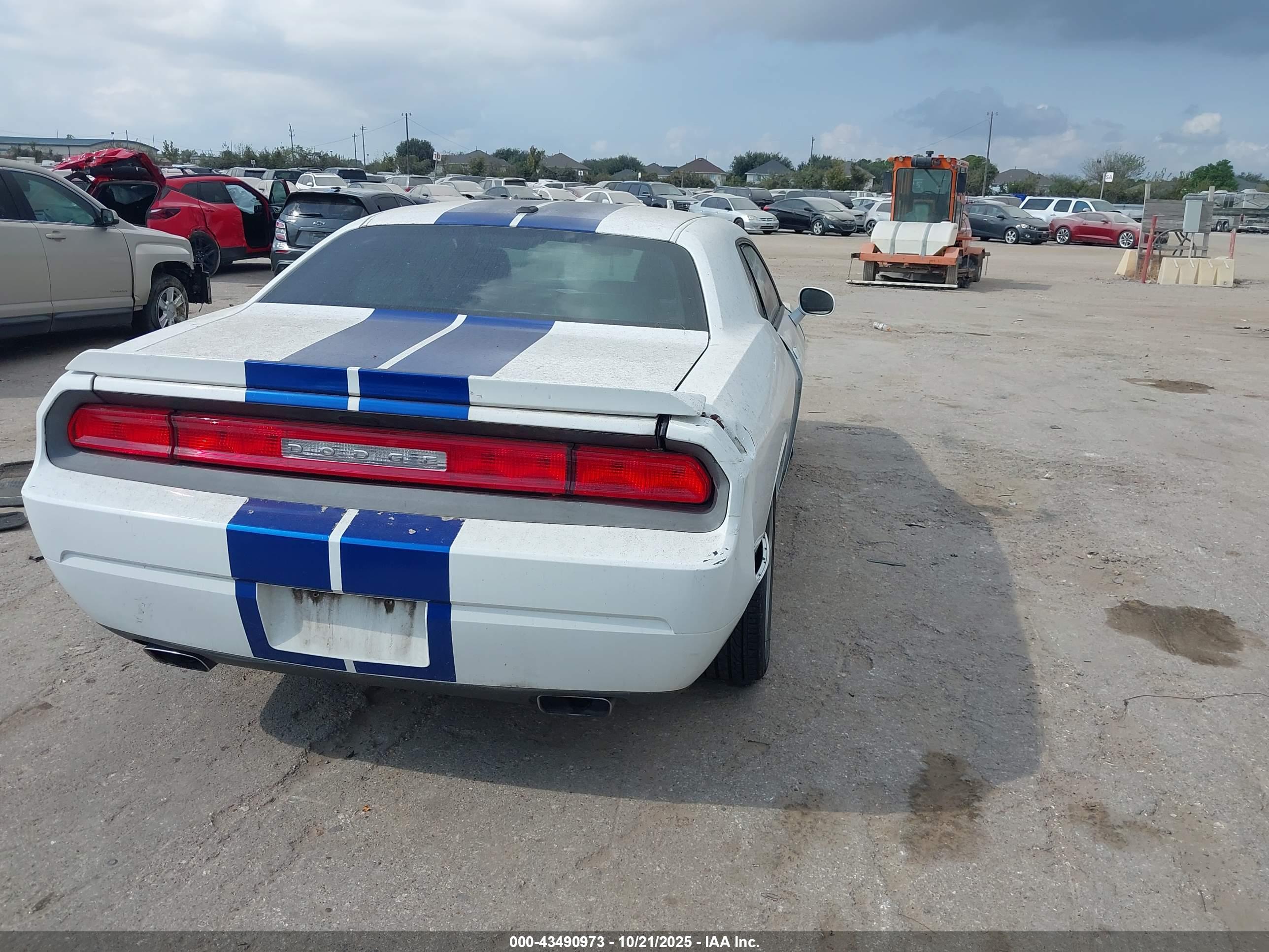 DODGE CHALLENGER image 4
