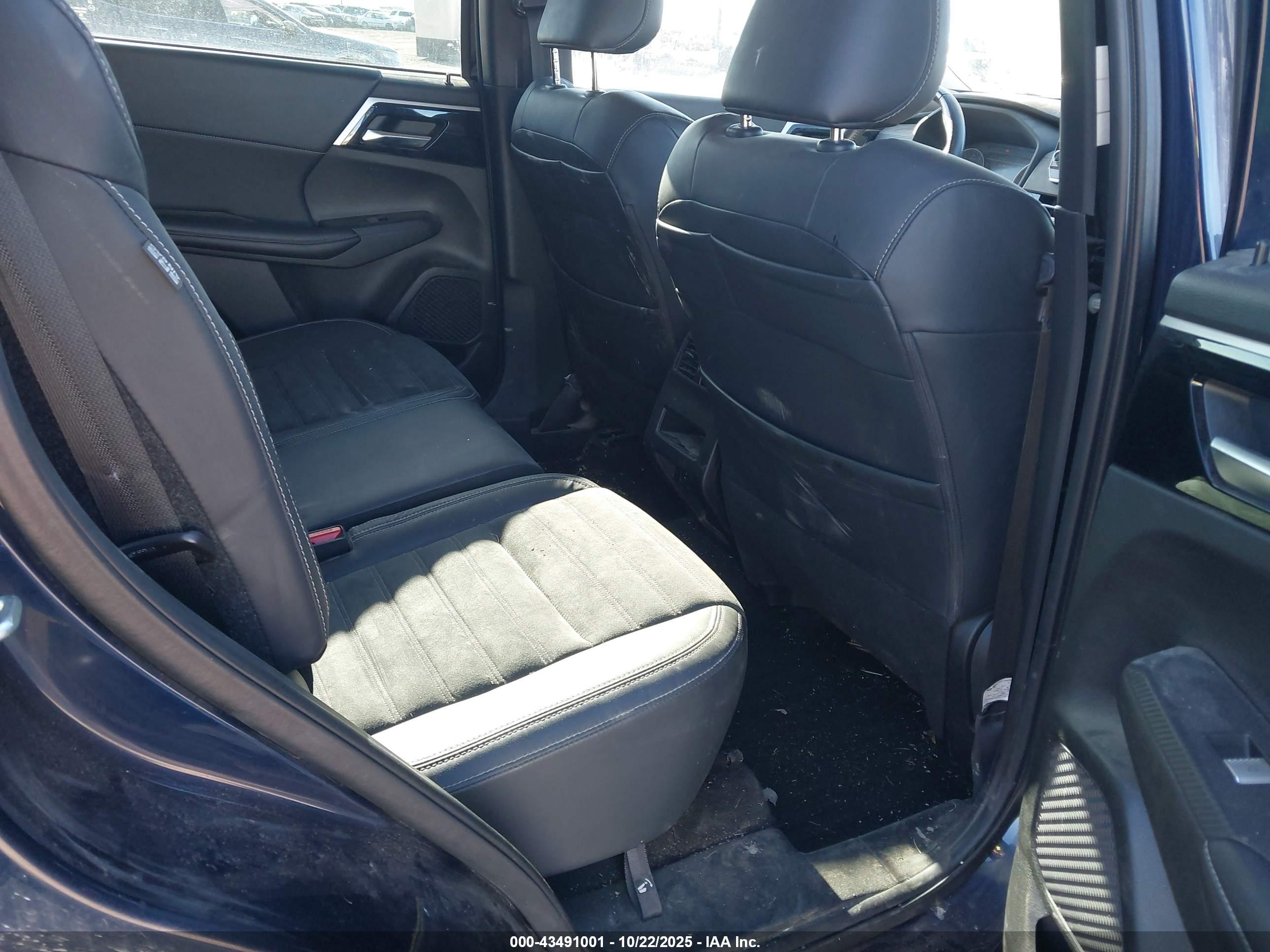 MITSUBISHI OUTLANDER image 8