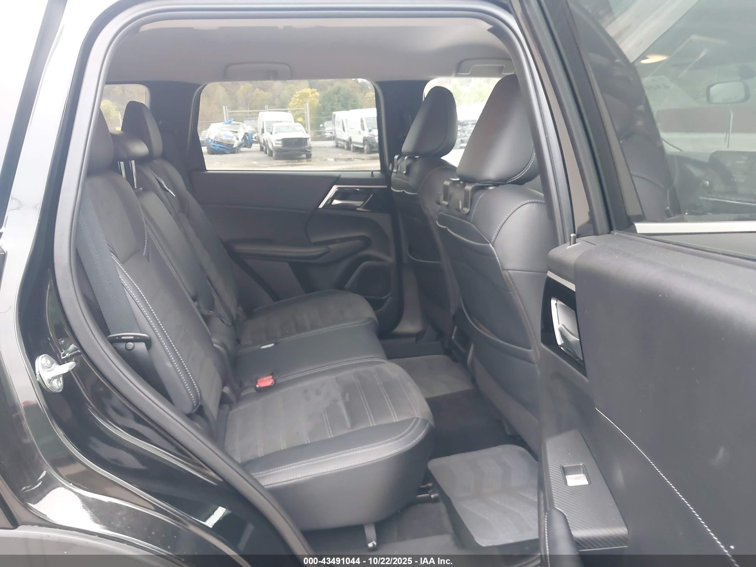 MITSUBISHI OUTLANDER image 8