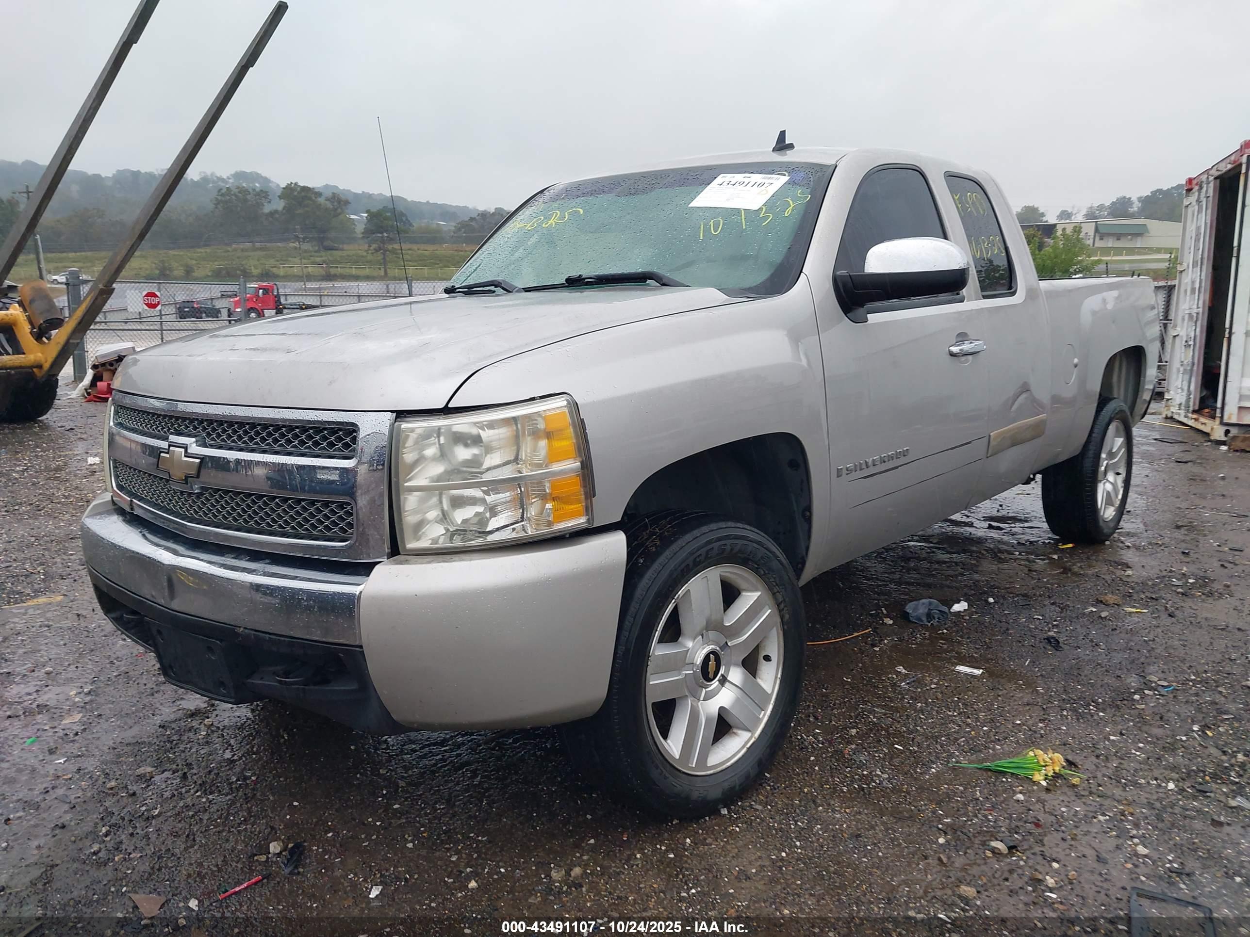 CHEVROLET SILVERADO image 2