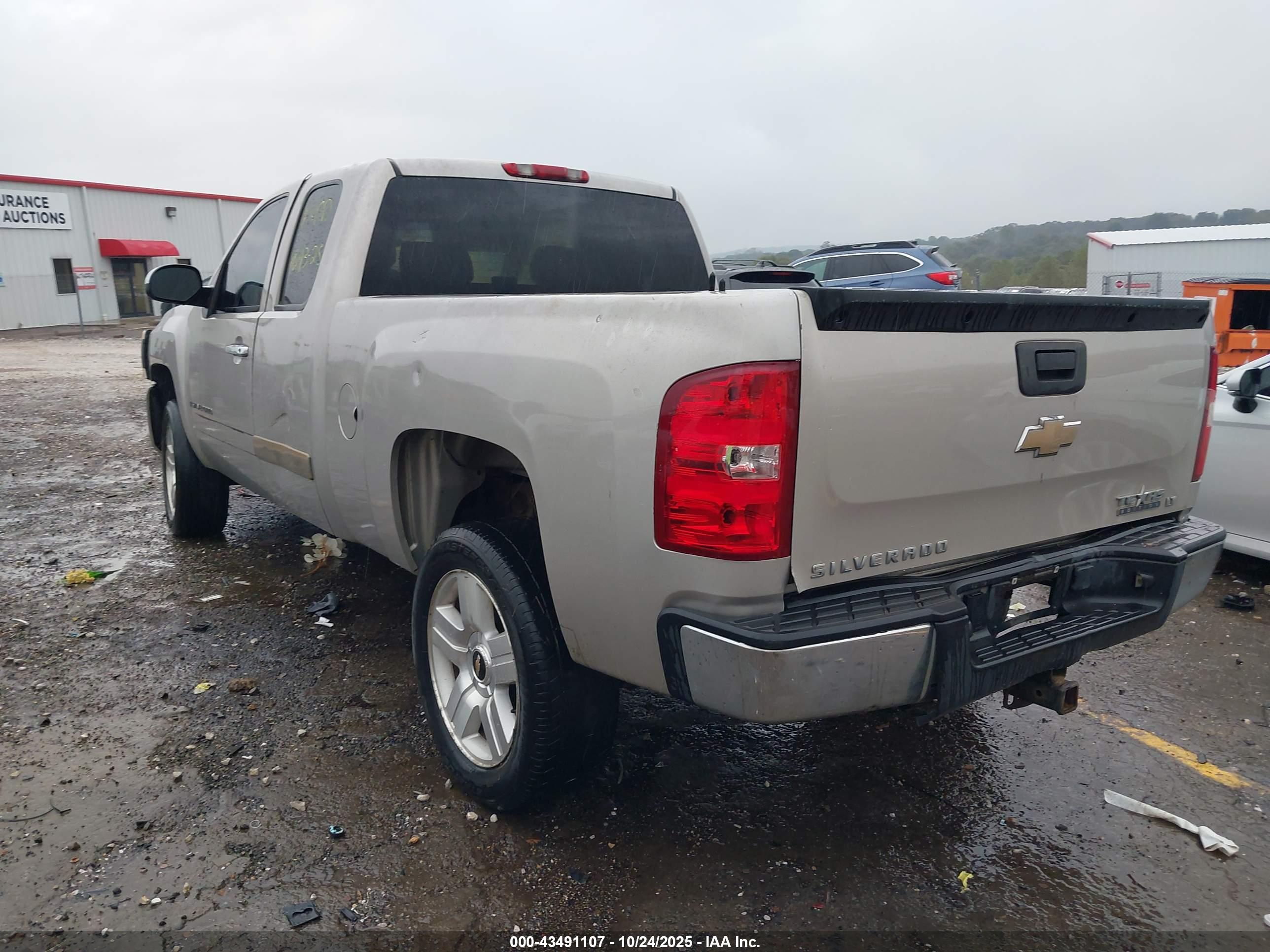 CHEVROLET SILVERADO image 3