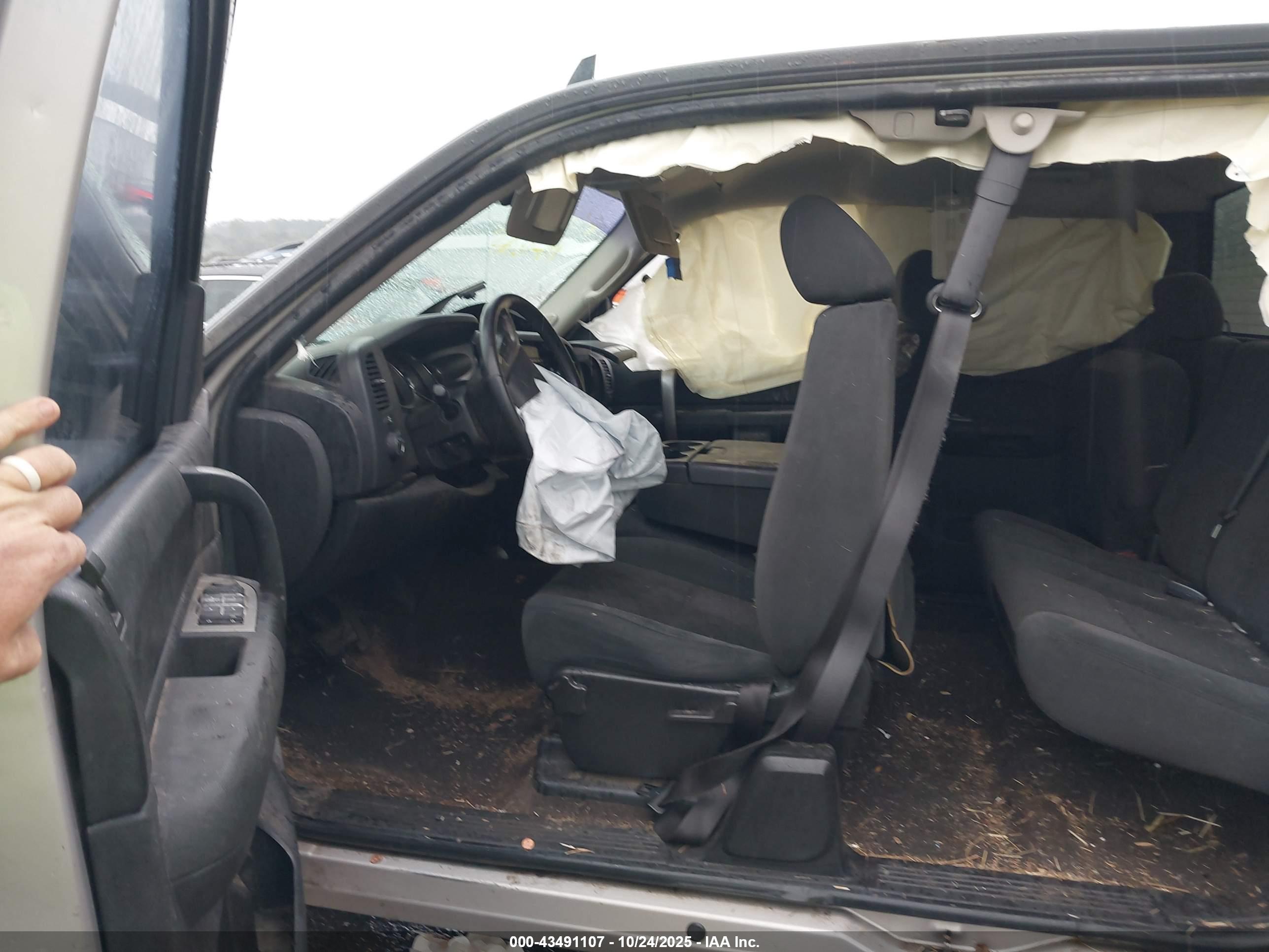 CHEVROLET SILVERADO image 5