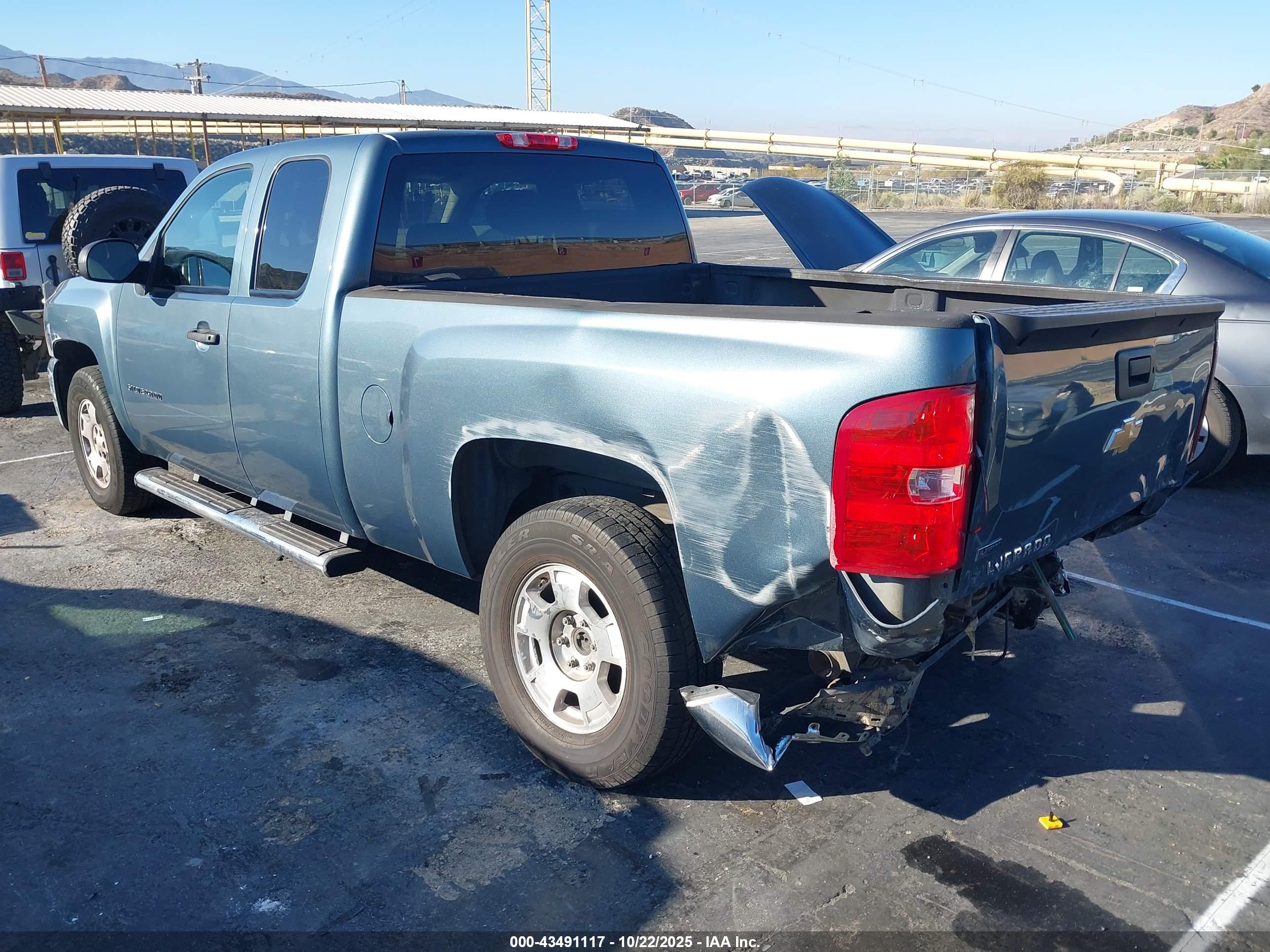 CHEVROLET SILVERADO image 3