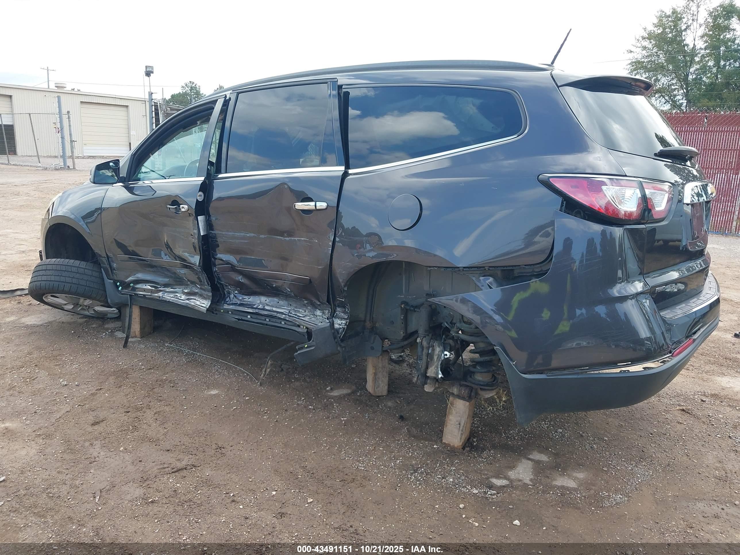 CHEVROLET TRAVERSE image 3