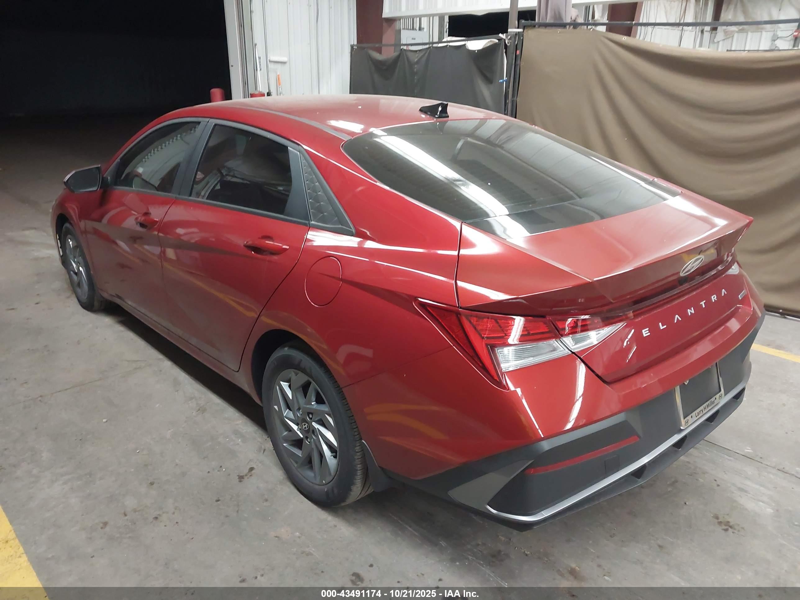 HYUNDAI ELANTRA image 3