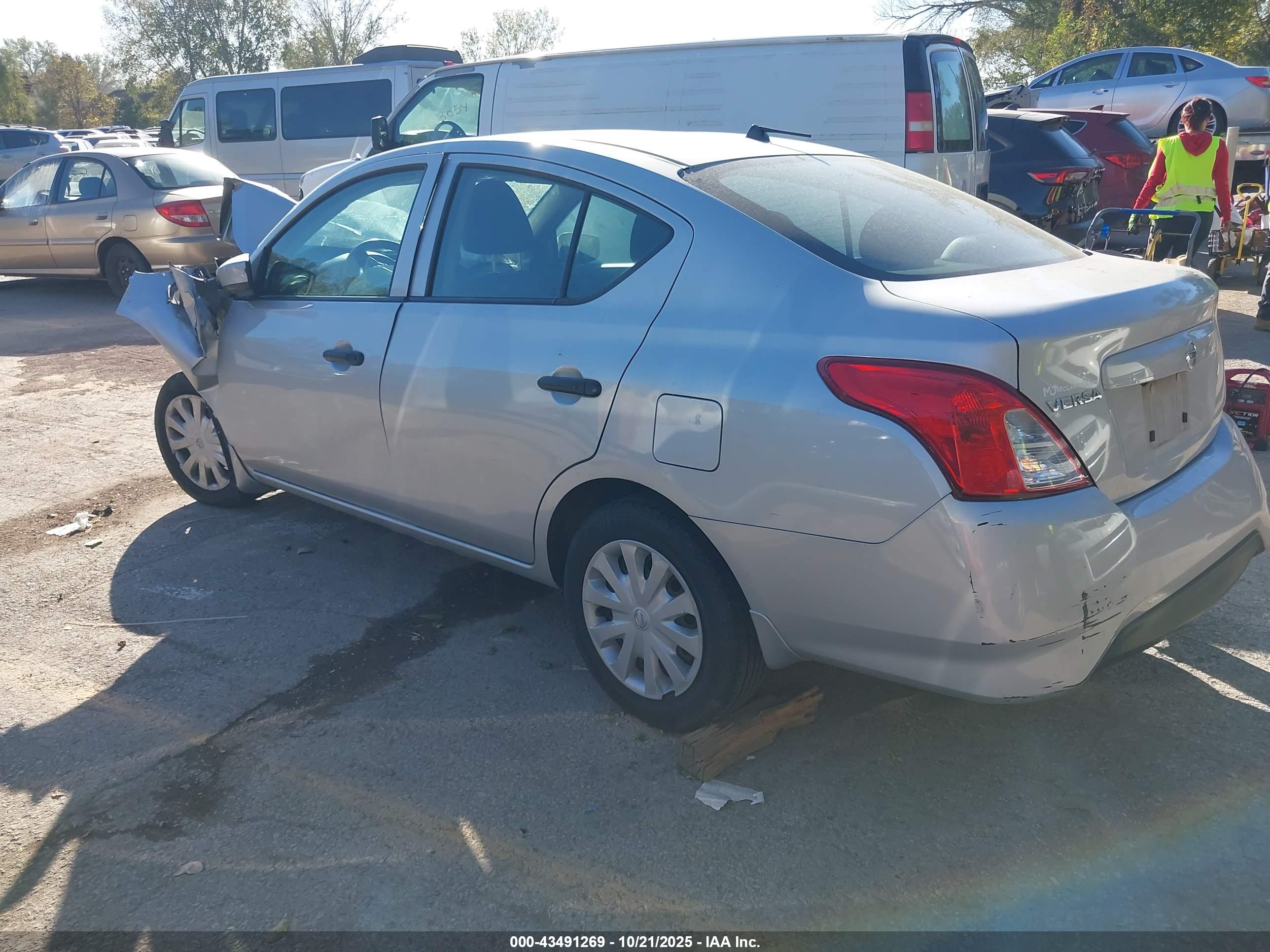 NISSAN VERSA image 3