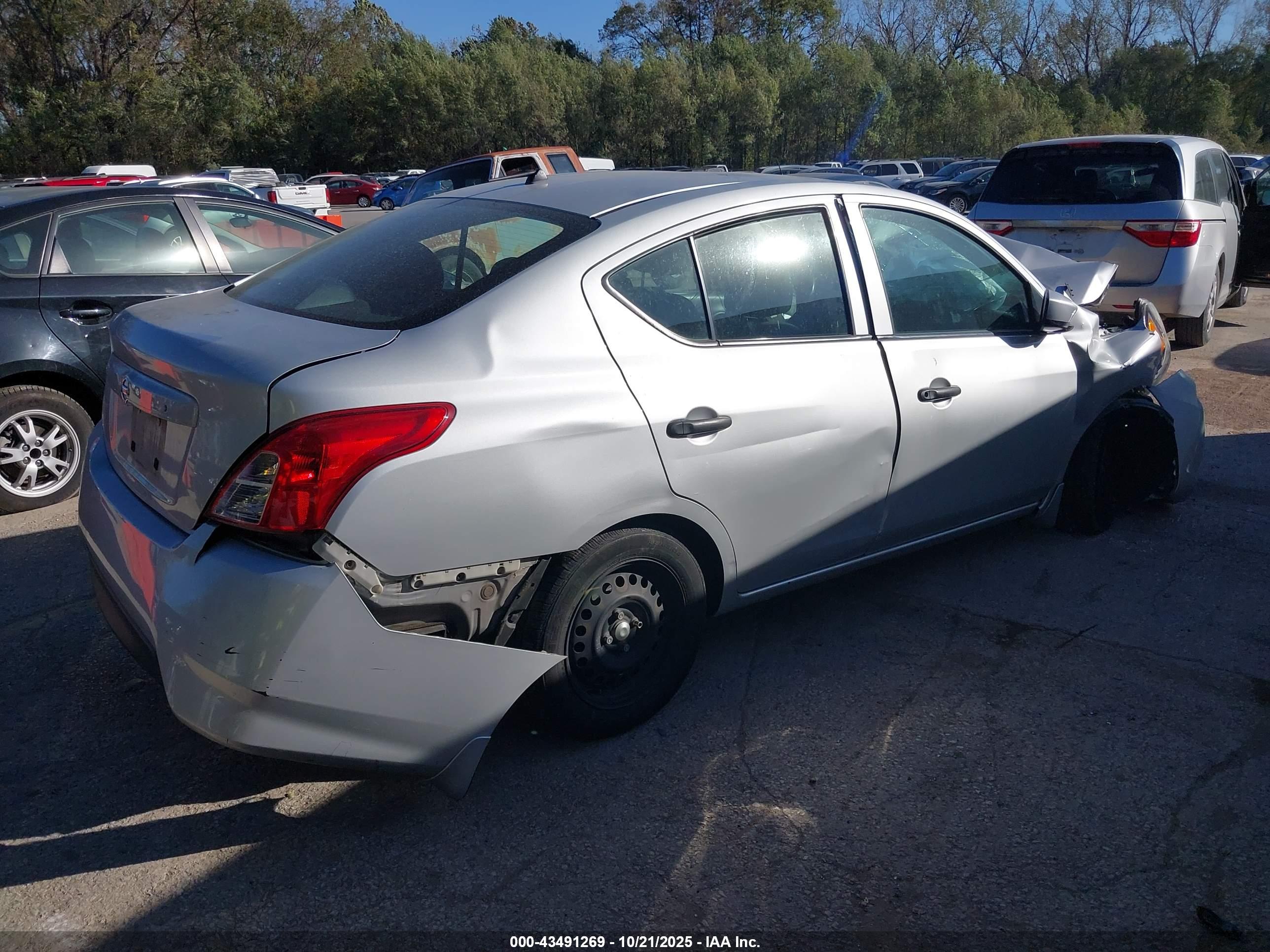 NISSAN VERSA image 4