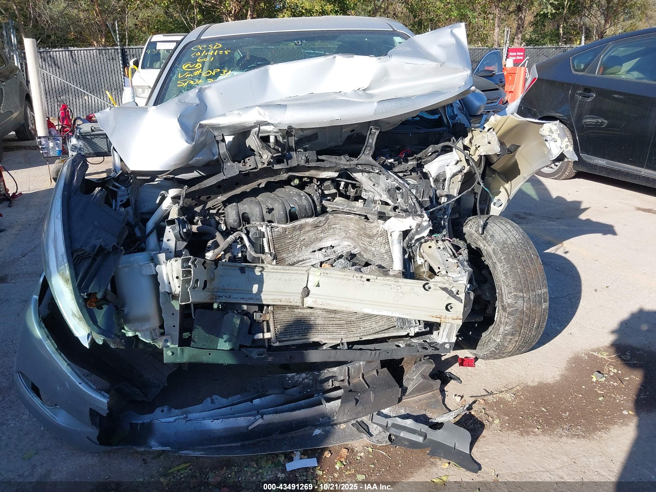 NISSAN VERSA image 6