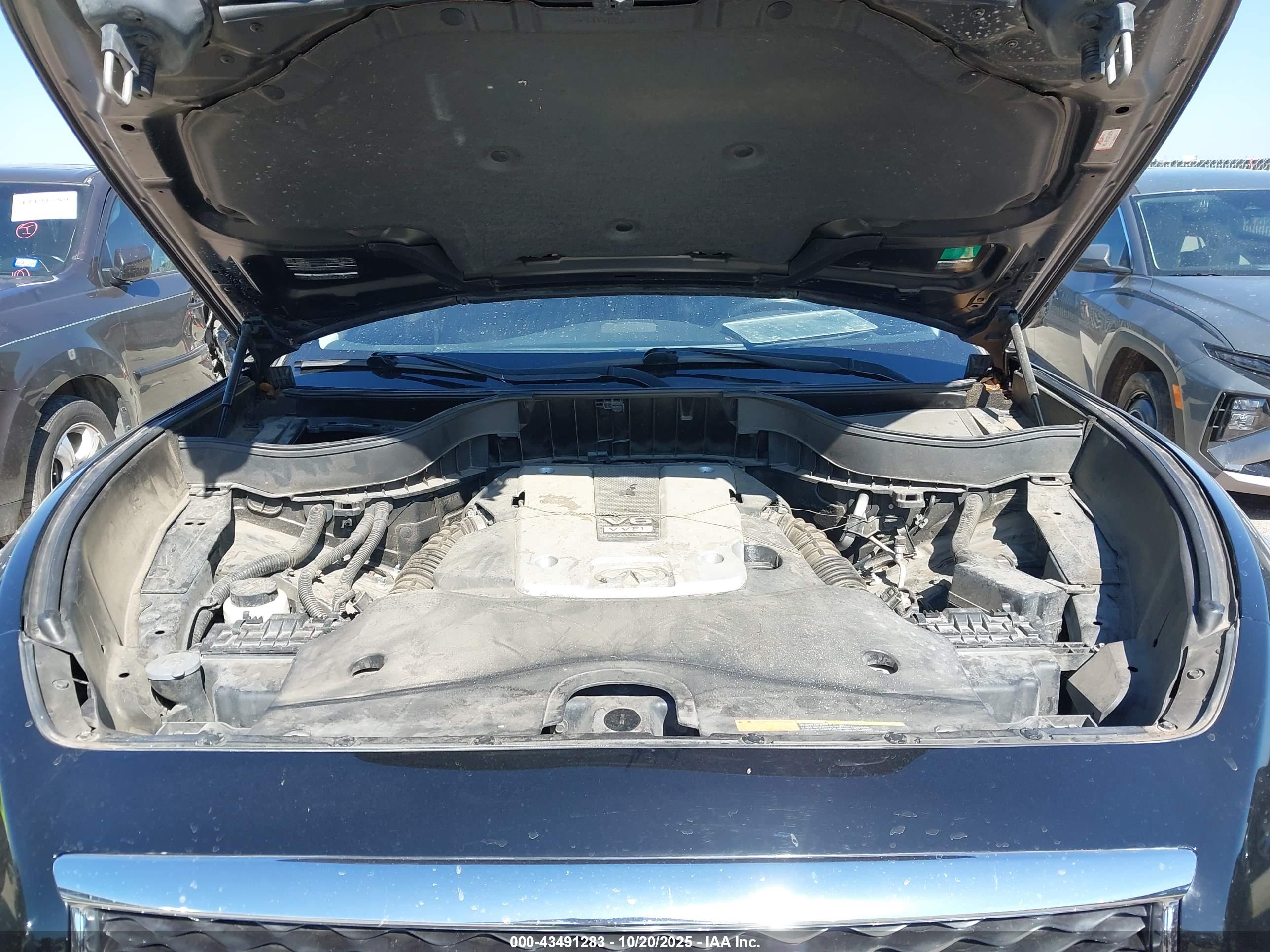 INFINITI QX70 image 10