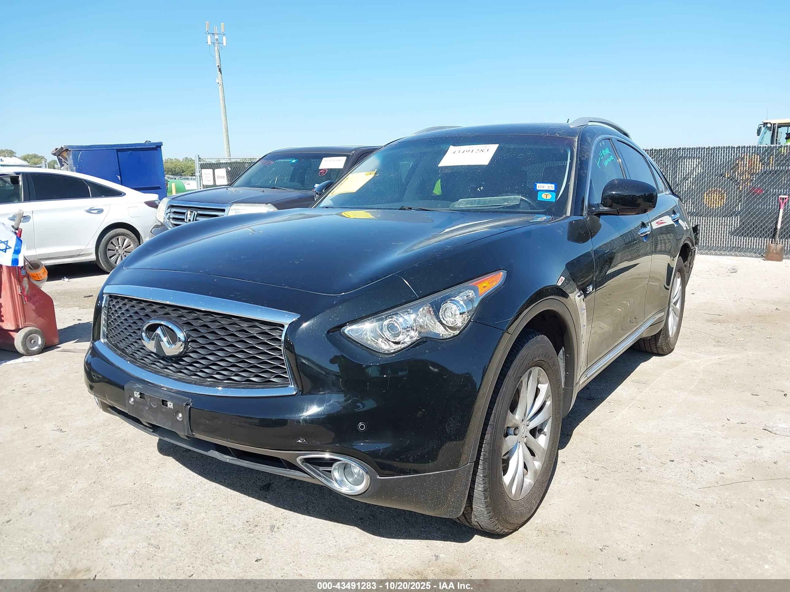INFINITI QX70 image 2