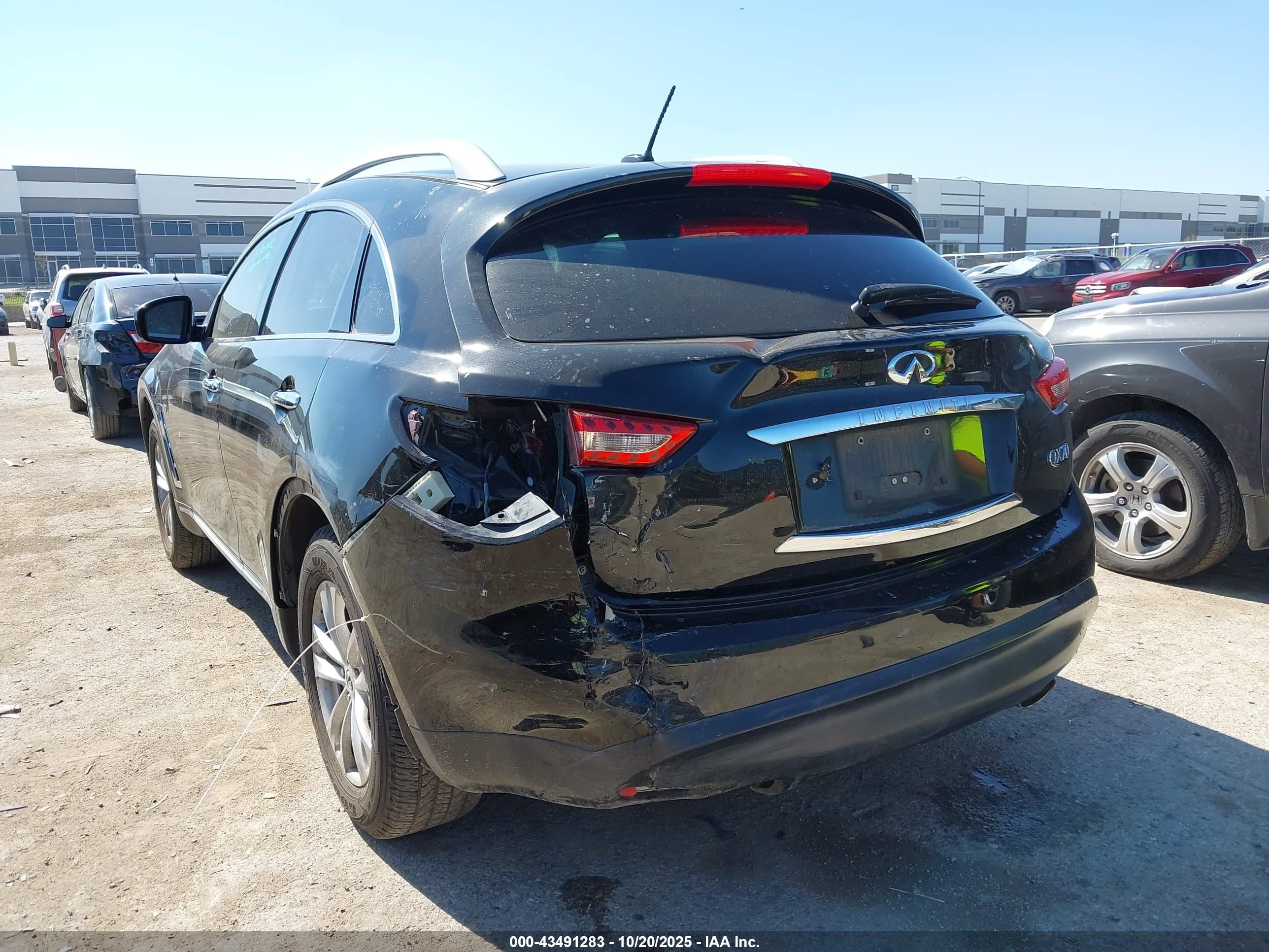 INFINITI QX70 image 3