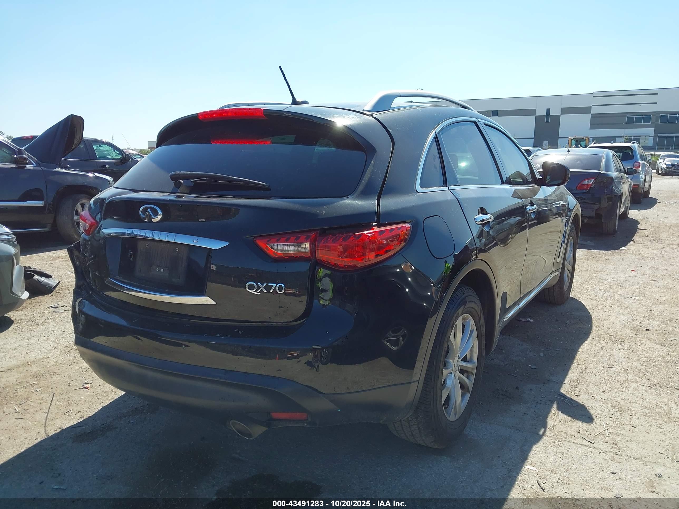 INFINITI QX70 image 4