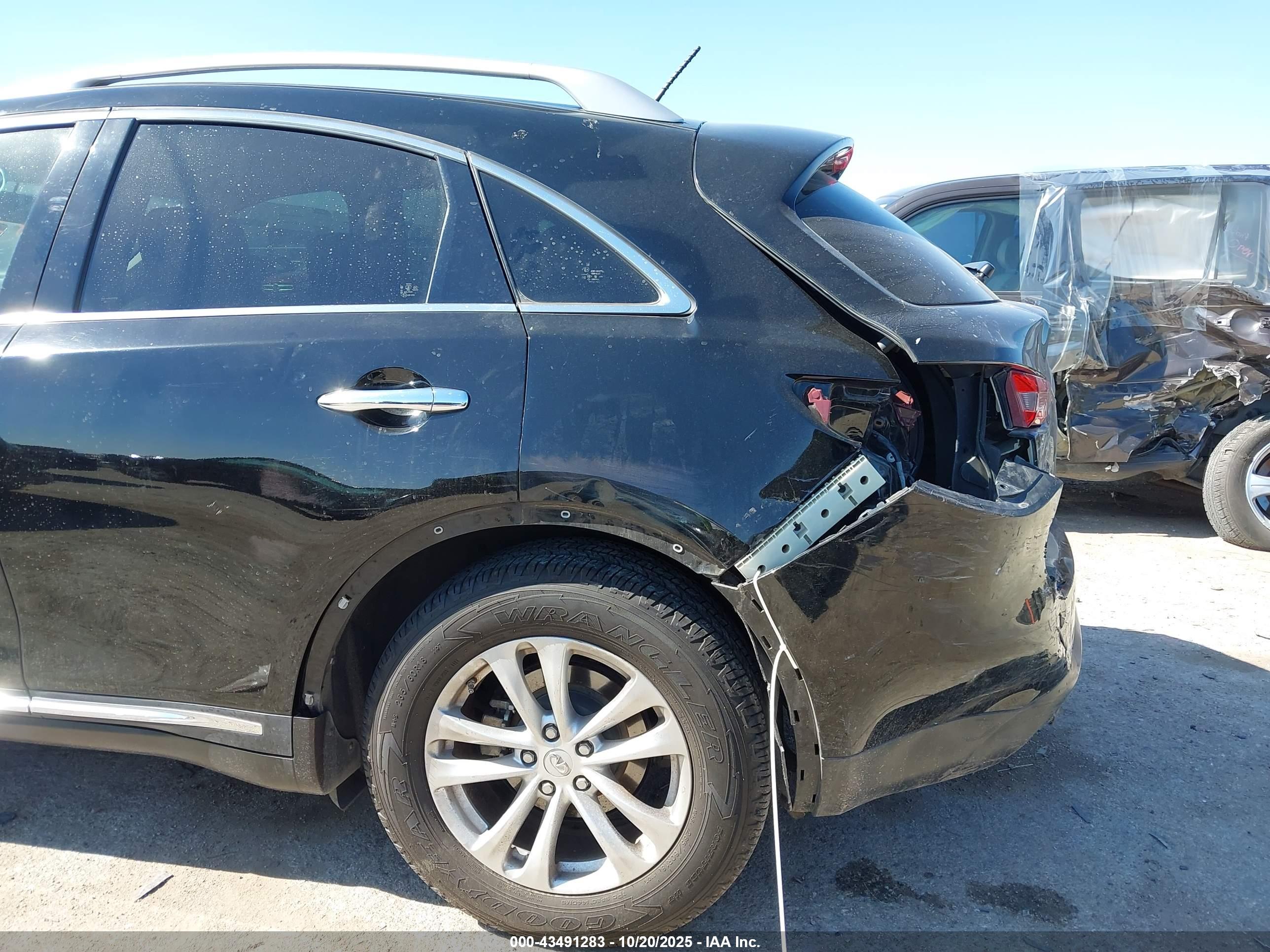 INFINITI QX70 image 6