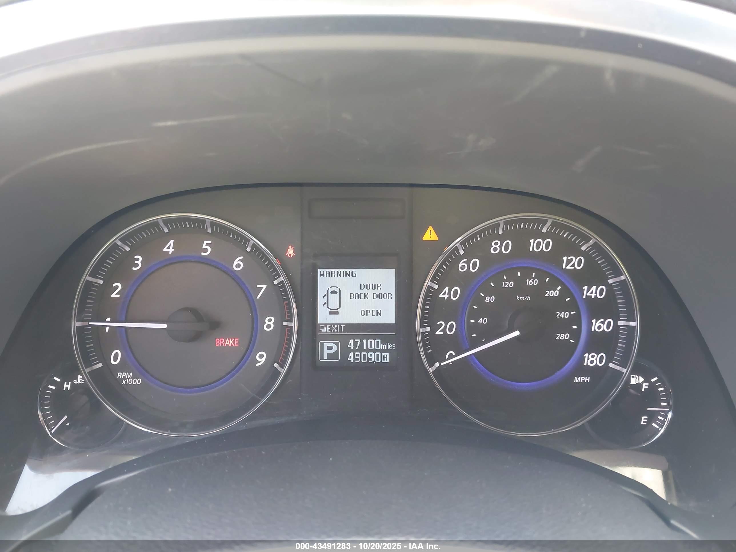 INFINITI QX70 image 7