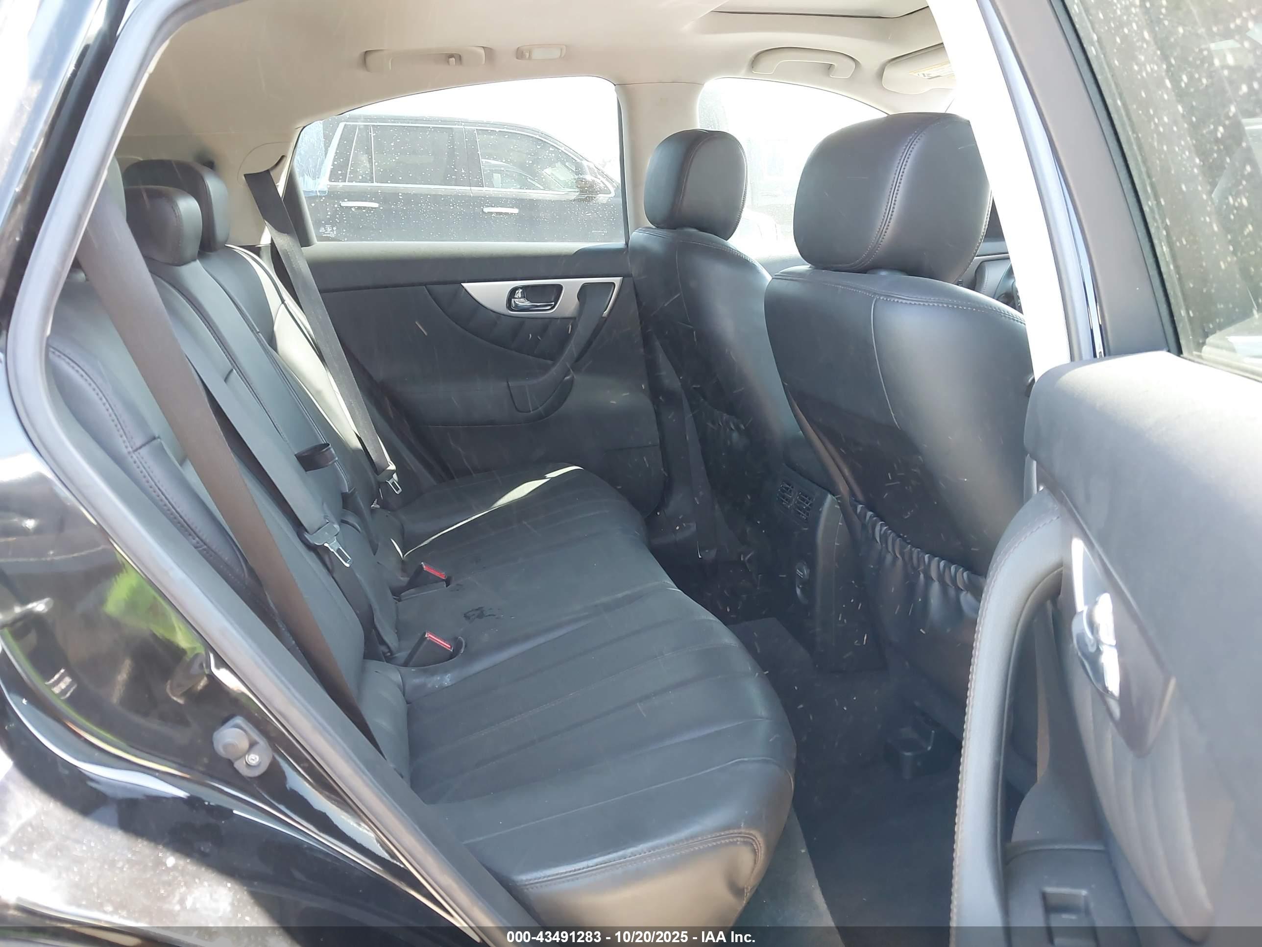 INFINITI QX70 image 8