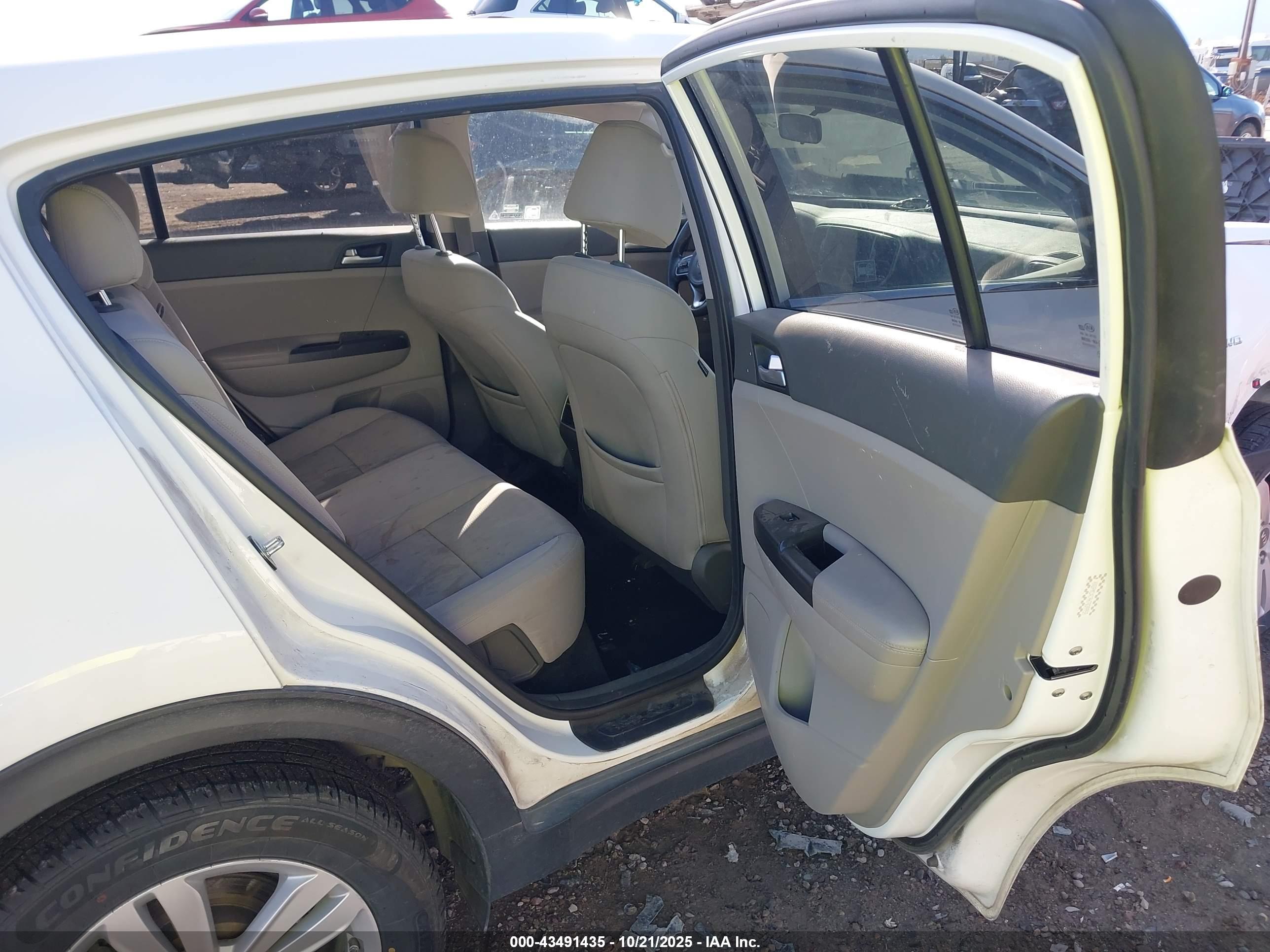 KIA SPORTAGE image 8