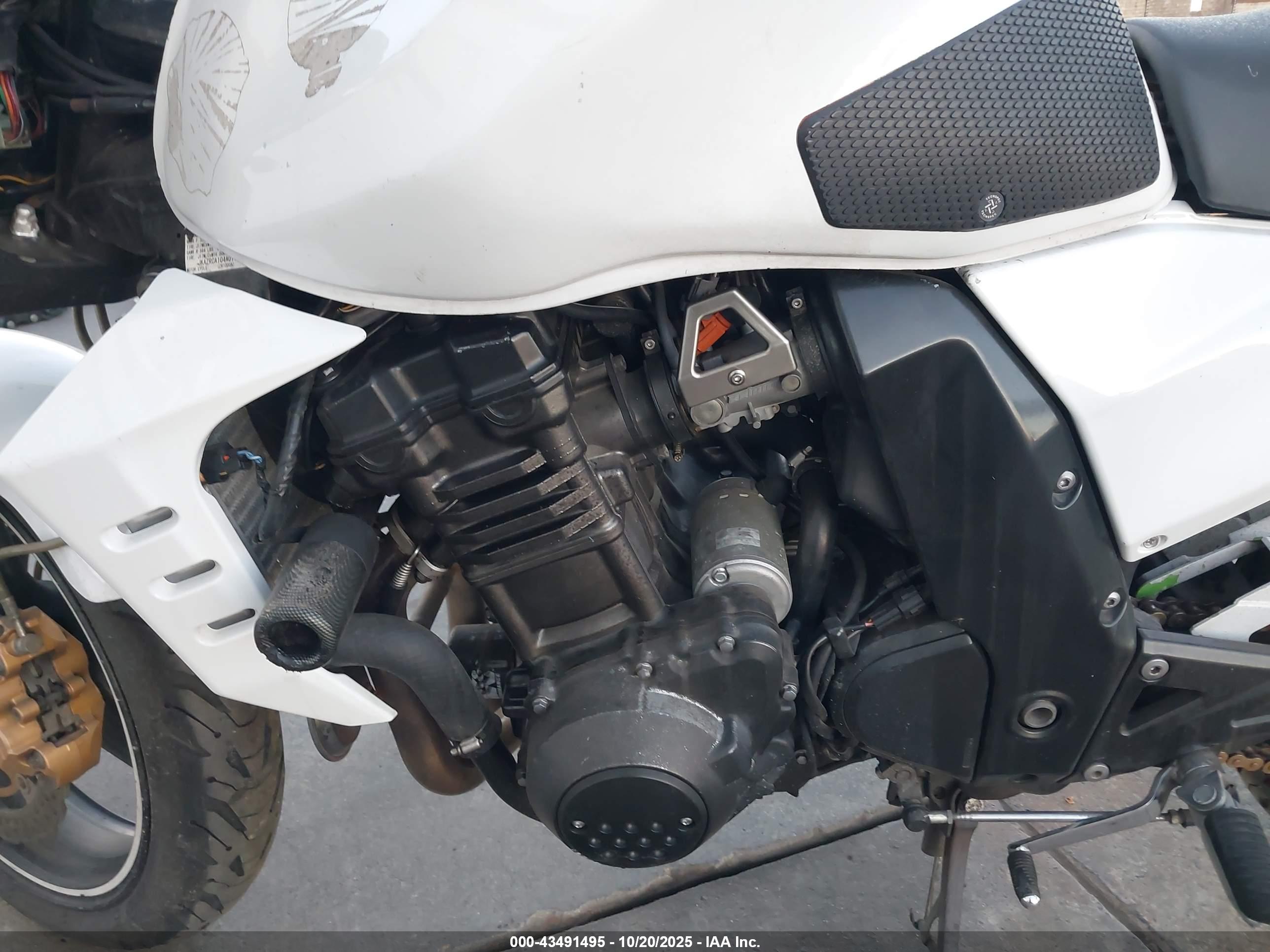 KAWASAKI ZR1000 image 9
