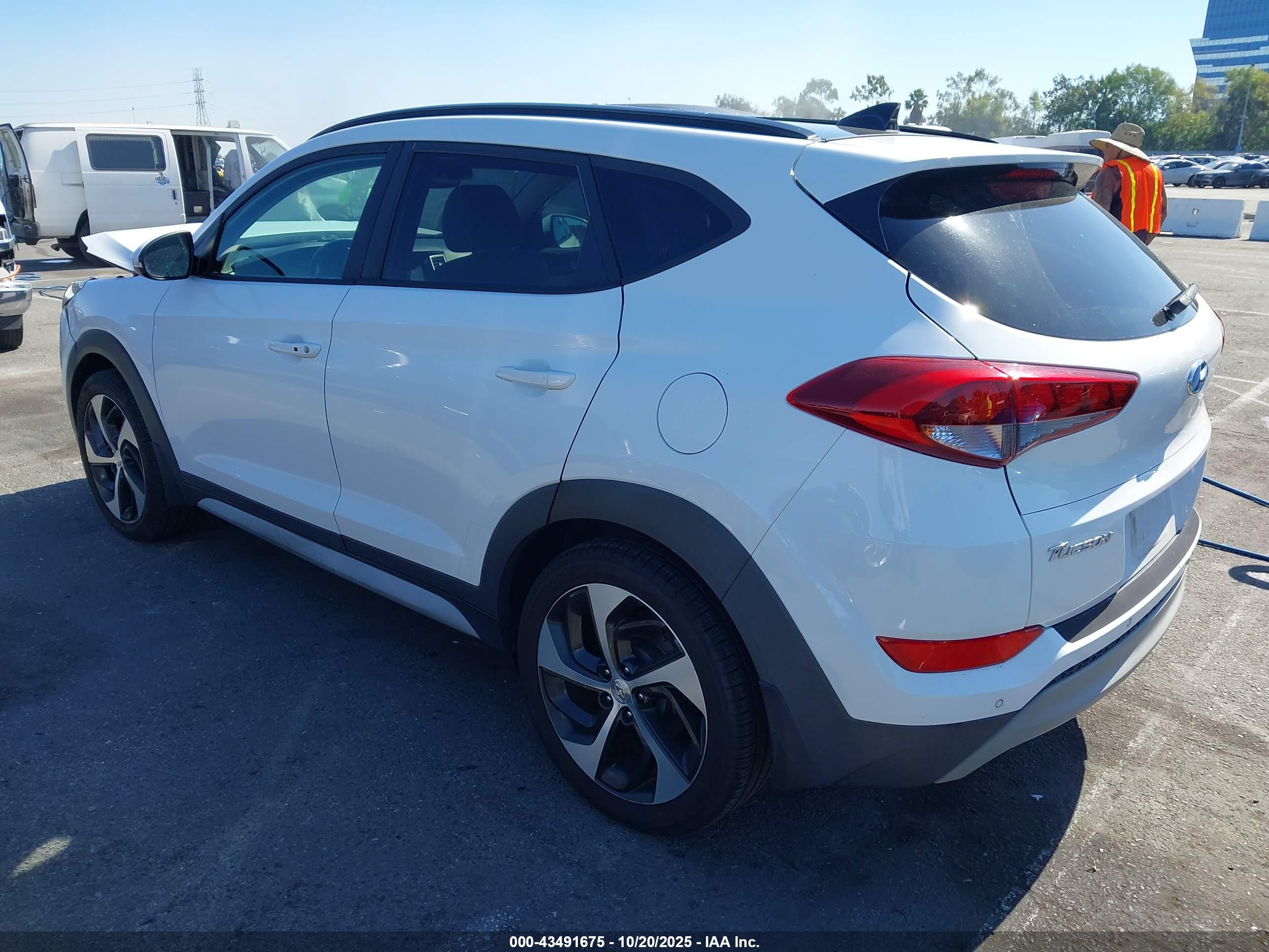 HYUNDAI TUCSON image 3