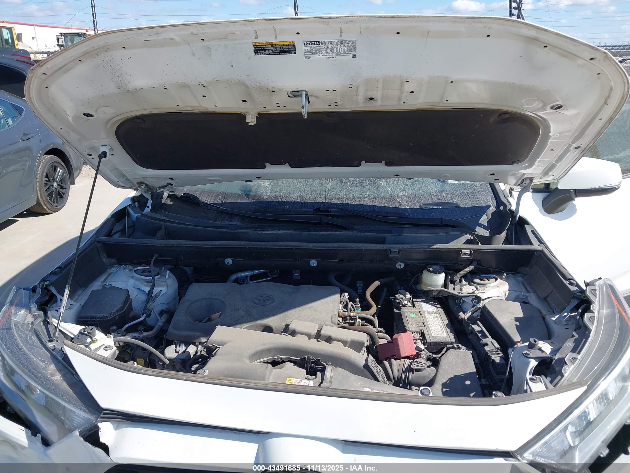 TOYOTA RAV4 image 10