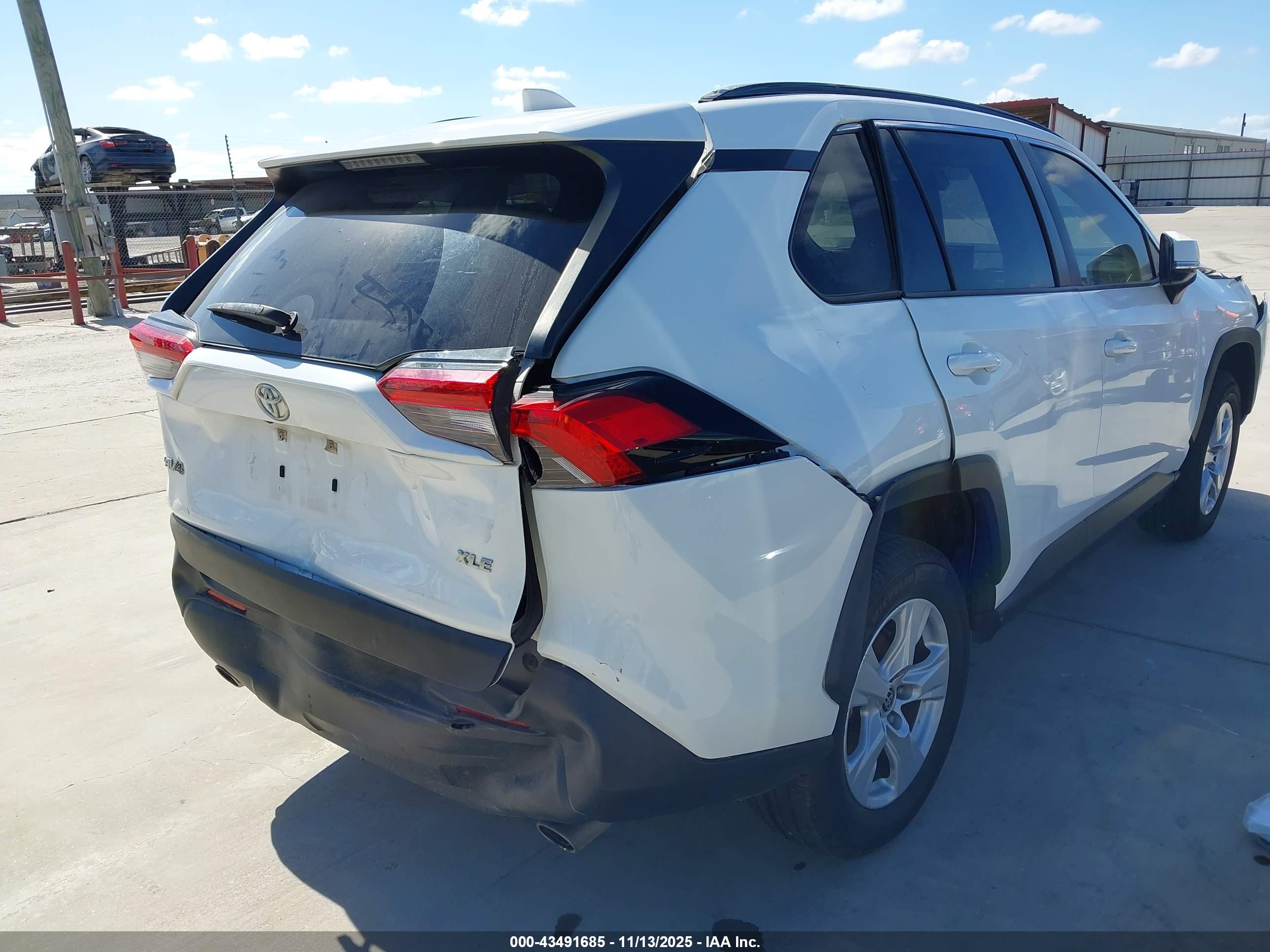 TOYOTA RAV4 image 4